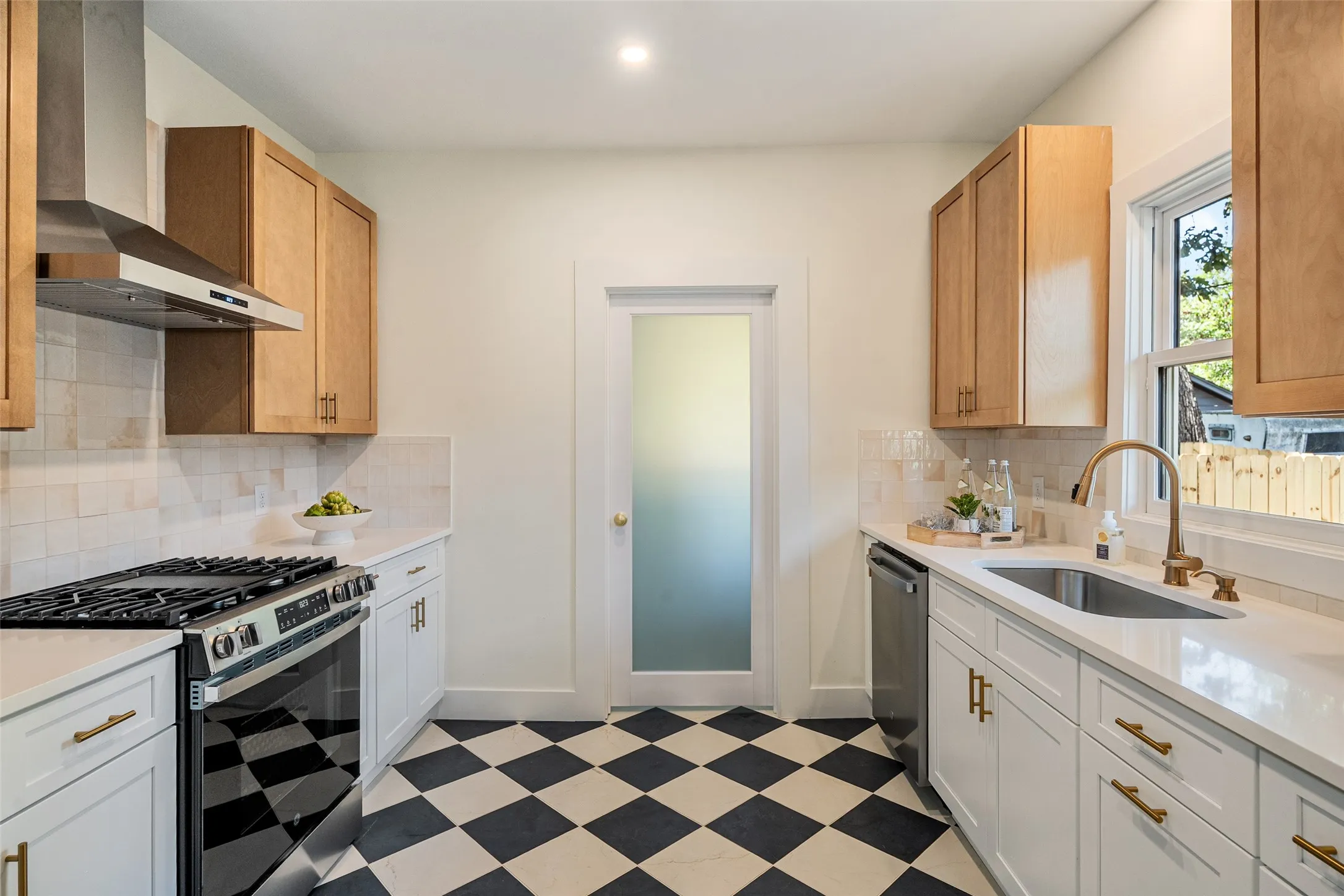 Single Family Residence For Sale in Dallas County , 407 S Rosemont Avenue, Dallas, Texas 75208, 3 Bedroom, 2 Bathroom, Garage spaces, 1,511 Sqft, built in 1923, mls#21334030, Real Estate Agent in Dallas, Homes For Sale in Dallas county, Homes For Sale in Dallas, Realtor in Dallas Texas, Real Estate Brokerage Independent Realty Texas, Luminita Cordes Realtor