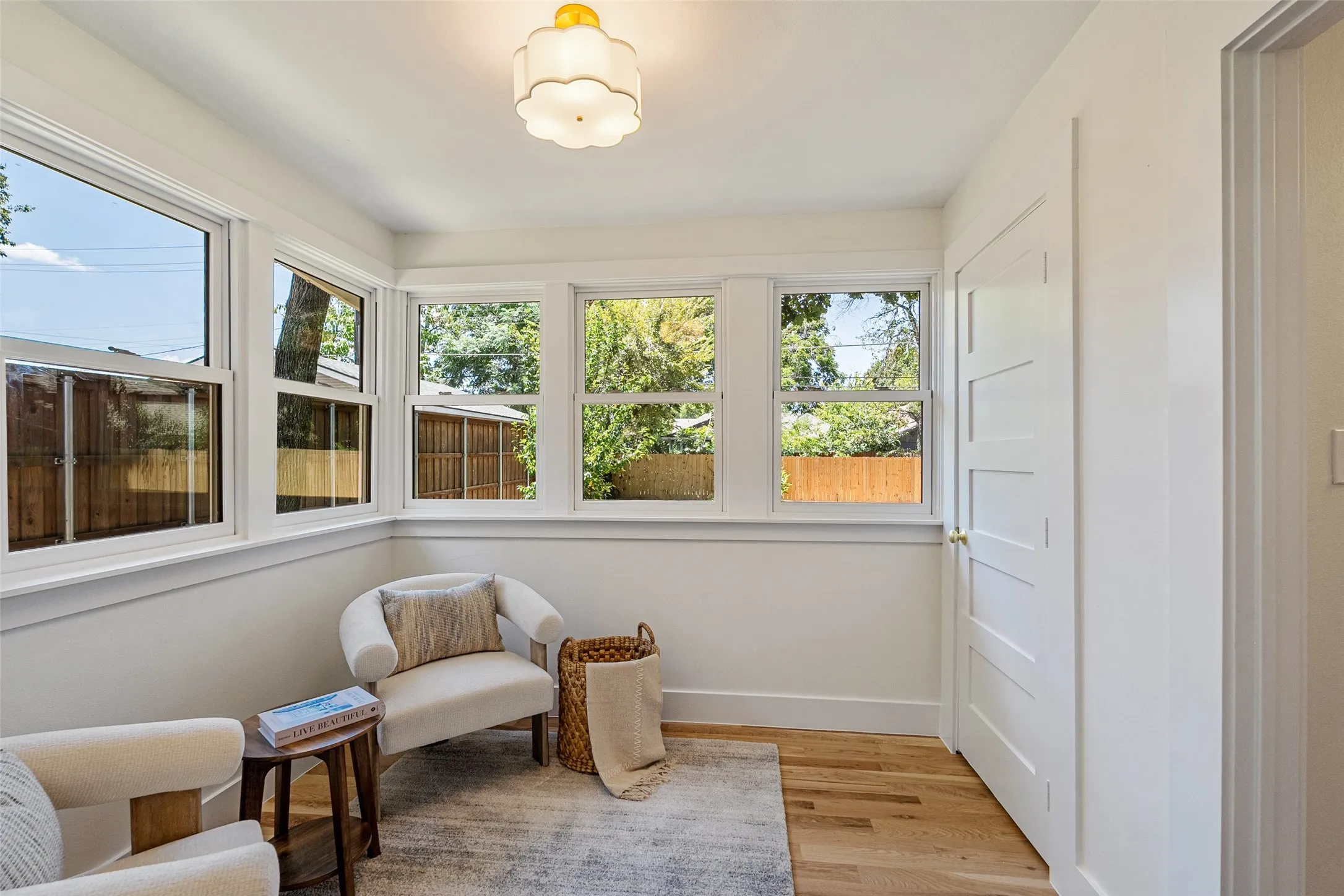 Single Family Residence For Sale in Dallas County , 407 S Rosemont Avenue, Dallas, Texas 75208, 3 Bedroom, 2 Bathroom, Garage spaces, 1,511 Sqft, built in 1923, mls#21334030, Real Estate Agent in Dallas, Homes For Sale in Dallas county, Homes For Sale in Dallas, Realtor in Dallas Texas, Real Estate Brokerage Independent Realty Texas, Luminita Cordes Realtor