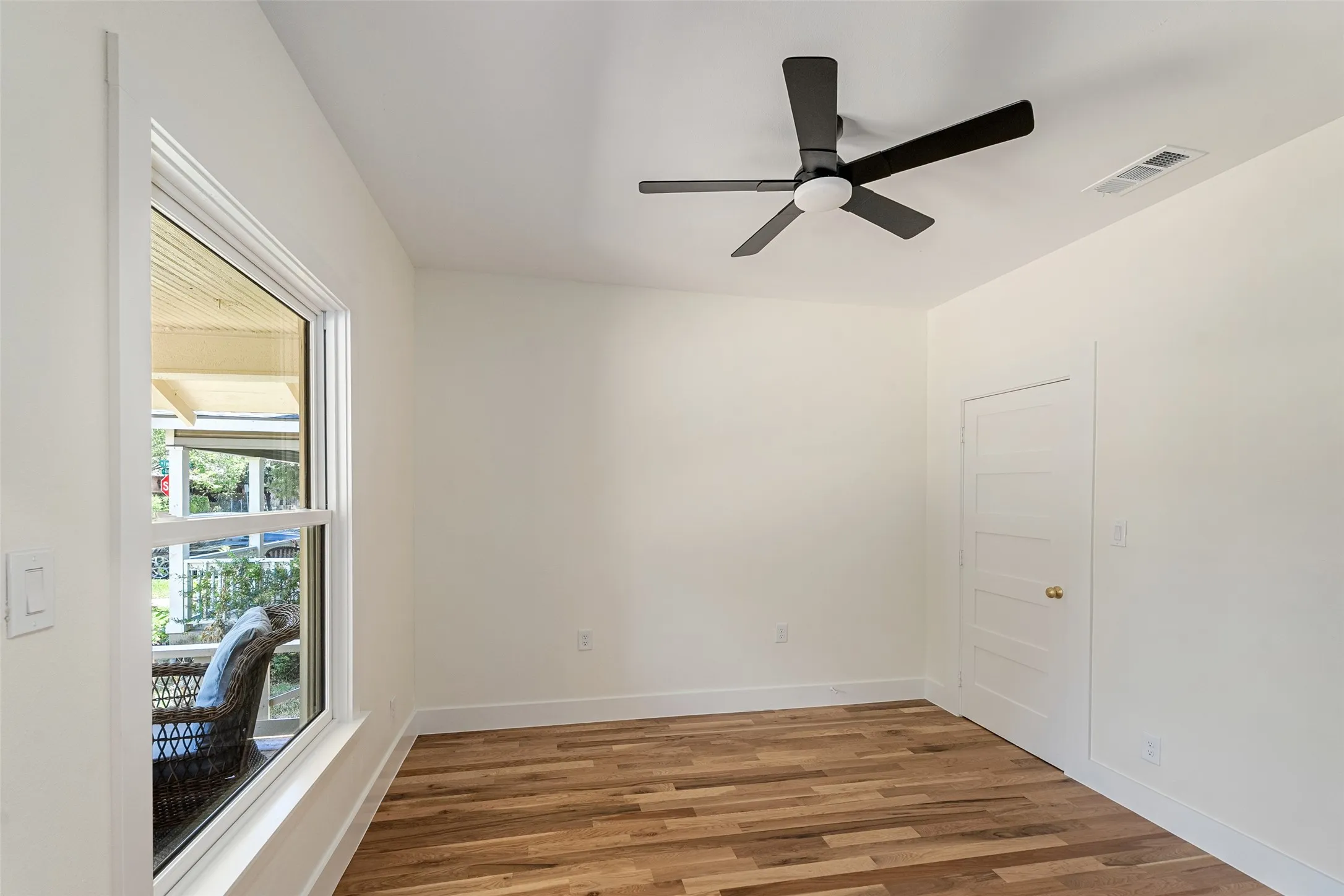 Single Family Residence For Sale in Dallas County , 407 S Rosemont Avenue, Dallas, Texas 75208, 3 Bedroom, 2 Bathroom, Garage spaces, 1,511 Sqft, built in 1923, mls#21334030, Real Estate Agent in Dallas, Homes For Sale in Dallas county, Homes For Sale in Dallas, Realtor in Dallas Texas, Real Estate Brokerage Independent Realty Texas, Luminita Cordes Realtor
