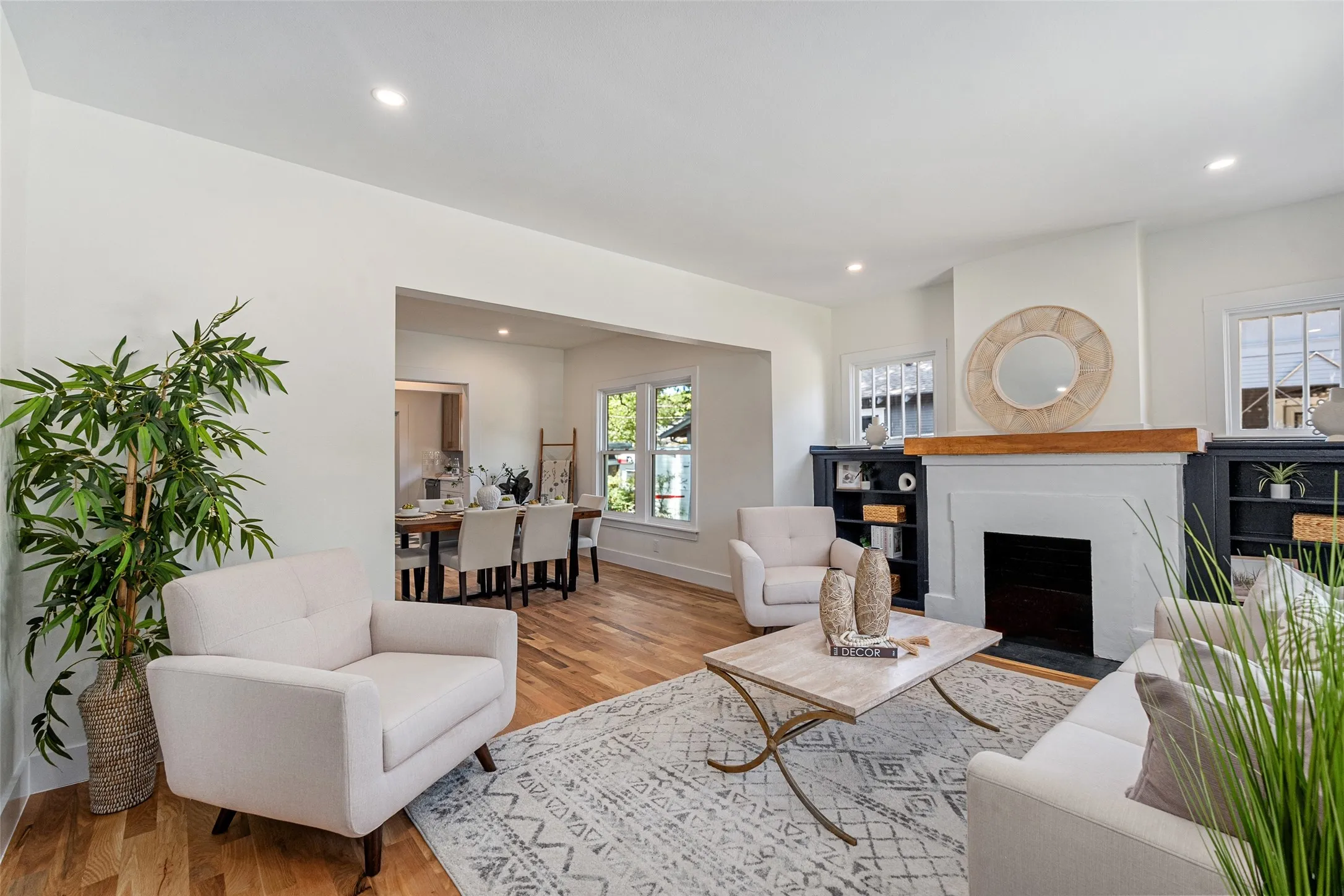 Single Family Residence For Sale in Dallas County , 407 S Rosemont Avenue, Dallas, Texas 75208, 3 Bedroom, 2 Bathroom, Garage spaces, 1,511 Sqft, built in 1923, mls#21334030, Real Estate Agent in Dallas, Homes For Sale in Dallas county, Homes For Sale in Dallas, Realtor in Dallas Texas, Real Estate Brokerage Independent Realty Texas, Luminita Cordes Realtor