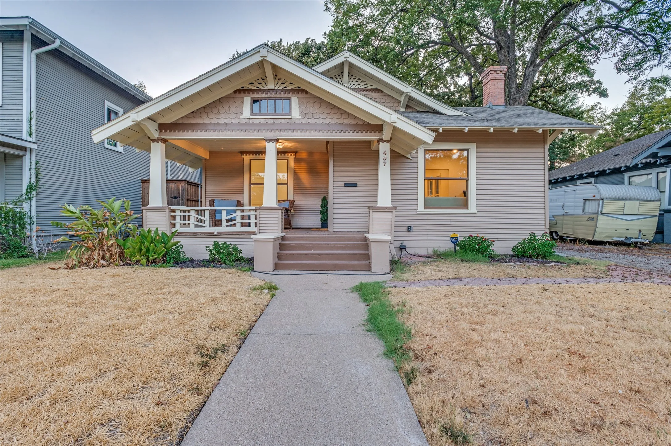 Single Family Residence For Sale in Dallas County , 407 S Rosemont Avenue, Dallas, Texas 75208, 3 Bedroom, 2 Bathroom, Garage spaces, 1,511 Sqft, built in 1923, mls#21334030, Real Estate Agent in Dallas, Homes For Sale in Dallas county, Homes For Sale in Dallas, Realtor in Dallas Texas, Real Estate Brokerage Independent Realty Texas, Luminita Cordes Realtor