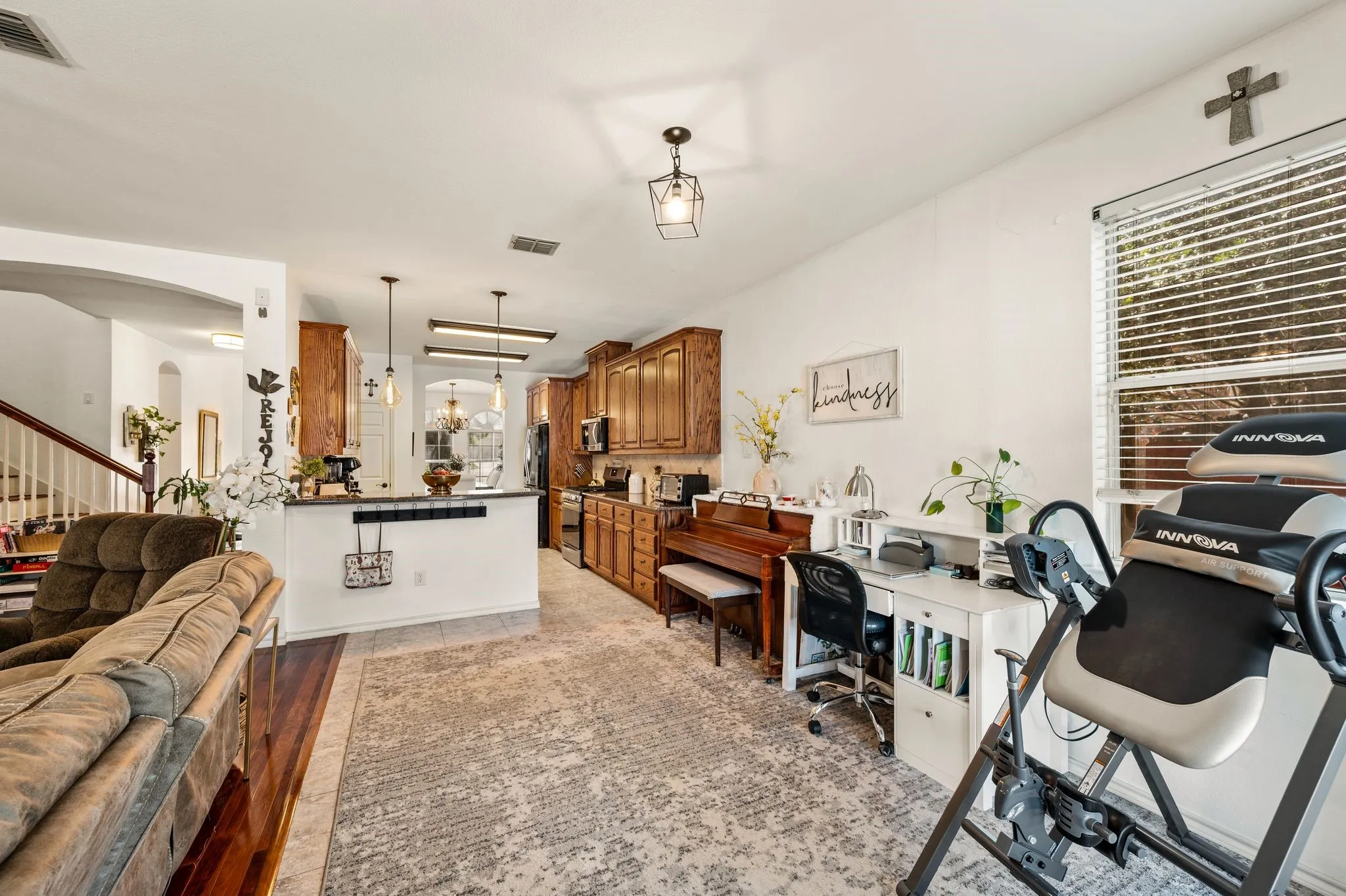 Single Family Residence For Sale in Denton County , 1100 Indian Trail Court, Roanoke, Texas 76262, 4 Bedroom, 3 Bathroom, 2 Garage spaces, 2,531 Sqft, built in 1998, mls#21345554, Real Estate Agent in Roanoke, Homes For Sale in Denton county, Homes For Sale in Roanoke, Realtor in Roanoke Texas, Real Estate Brokerage Independent Realty Texas, Luminita Cordes Realtor