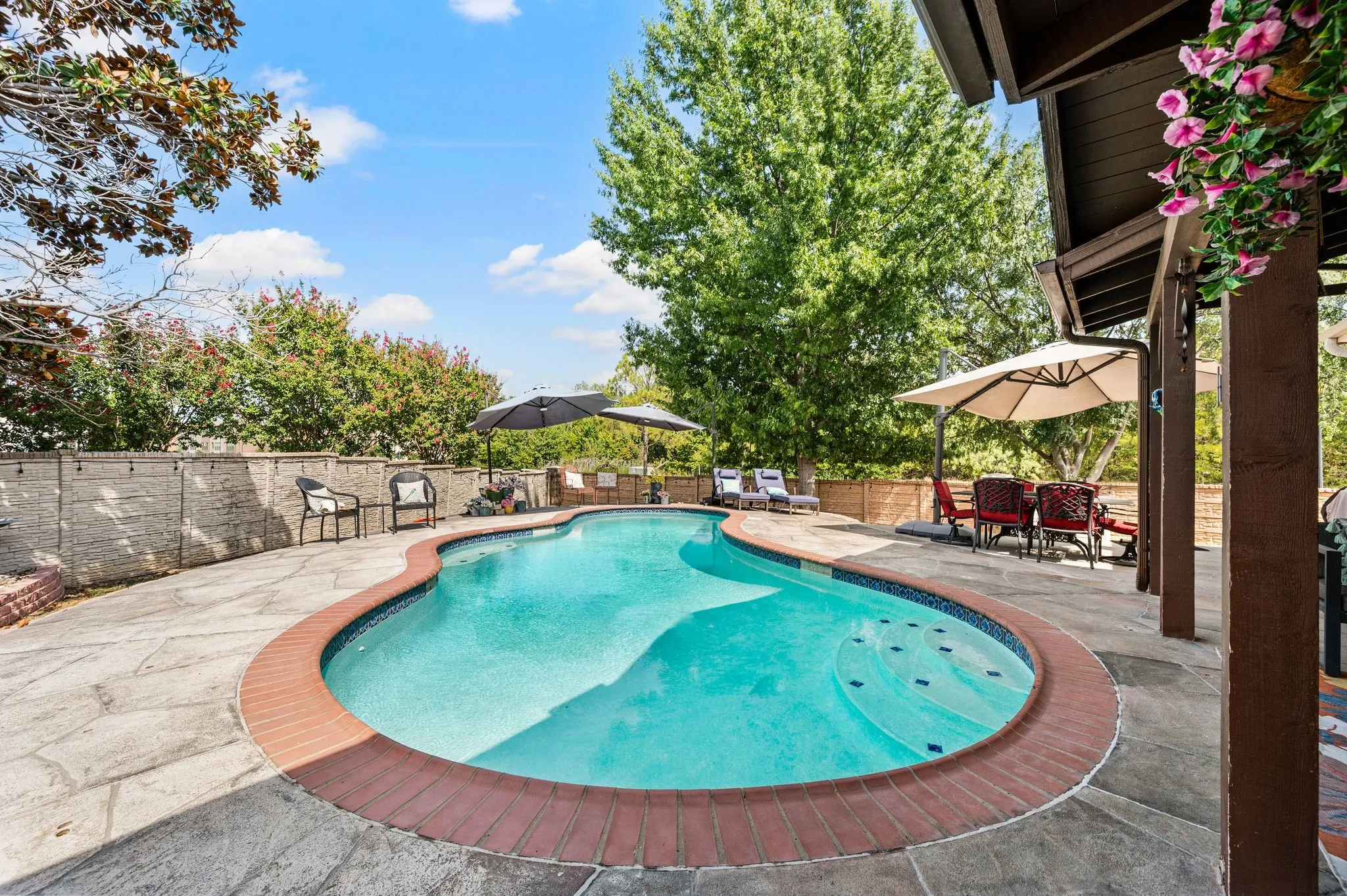 Single Family Residence For Sale in Denton County , 1100 Indian Trail Court, Roanoke, Texas 76262, 4 Bedroom, 3 Bathroom, 2 Garage spaces, 2,531 Sqft, built in 1998, mls#21345554, Real Estate Agent in Roanoke, Homes For Sale in Denton county, Homes For Sale in Roanoke, Realtor in Roanoke Texas, Real Estate Brokerage Independent Realty Texas, Luminita Cordes Realtor