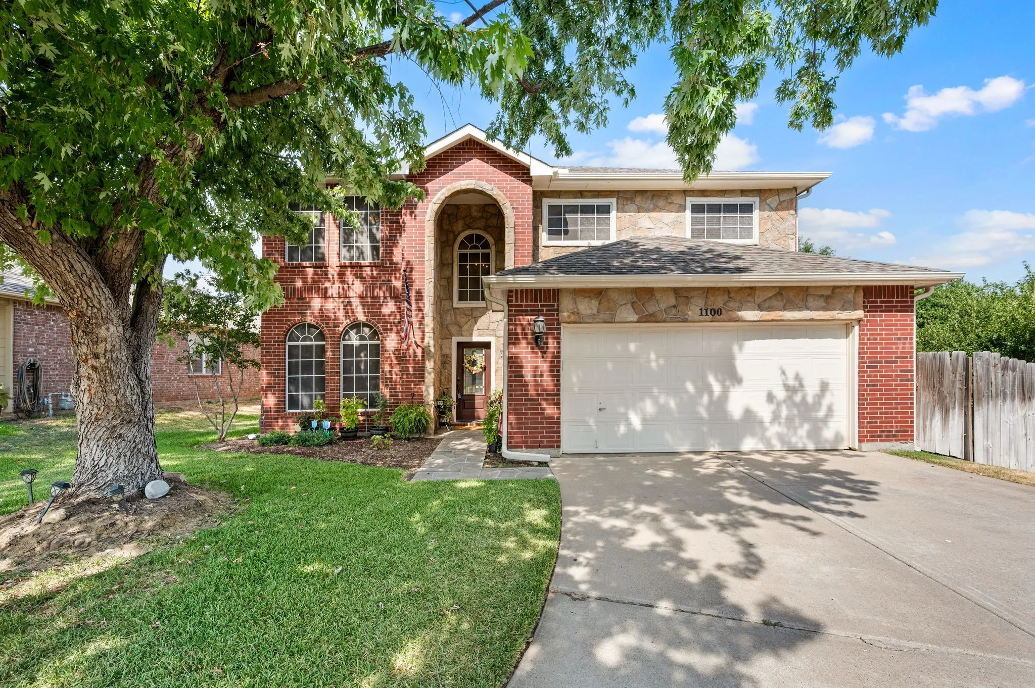 Single Family Residence For Sale in Denton County , 1100 Indian Trail Court, Roanoke, Texas 76262, 4 Bedroom, 3 Bathroom, 2 Garage spaces, 2,531 Sqft, built in 1998, mls#21345554, Real Estate Agent in Roanoke, Homes For Sale in Denton county, Homes For Sale in Roanoke, Realtor in Roanoke Texas, Real Estate Brokerage Independent Realty Texas, Luminita Cordes Realtor