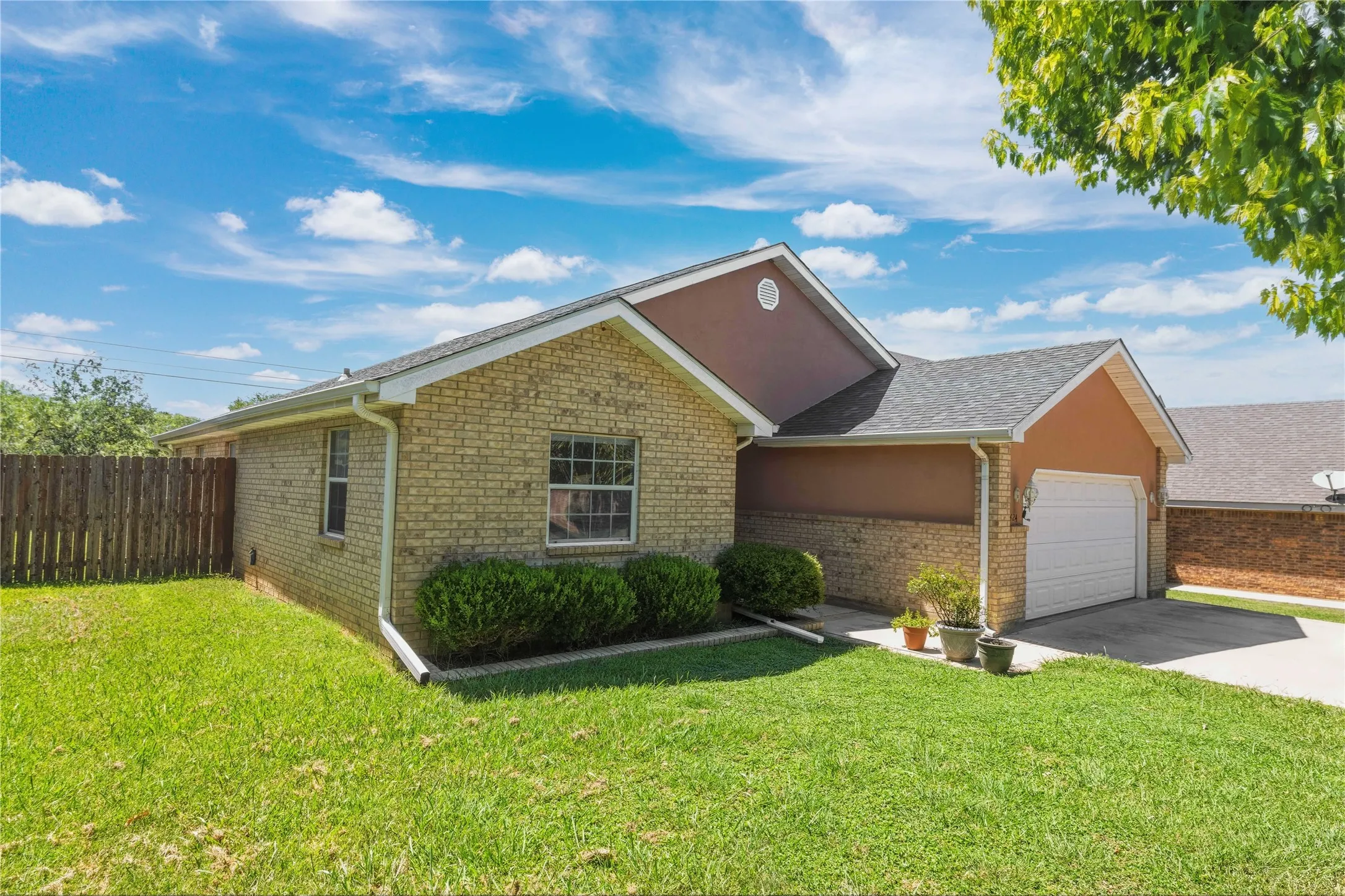 Single Family Residence For Sale in Brown County , 4424 Westridge Drive, Brownwood, Texas 76801, 3 Bedroom, 2 Bathroom, 2 Garage spaces, 1,627 Sqft, built in 2004, mls#21320231, Real Estate Agent in Brownwood, Homes For Sale in Brown county, Homes For Sale in Brownwood, Realtor in Brownwood Texas, Real Estate Brokerage Independent Realty Texas, Luminita Cordes Realtor