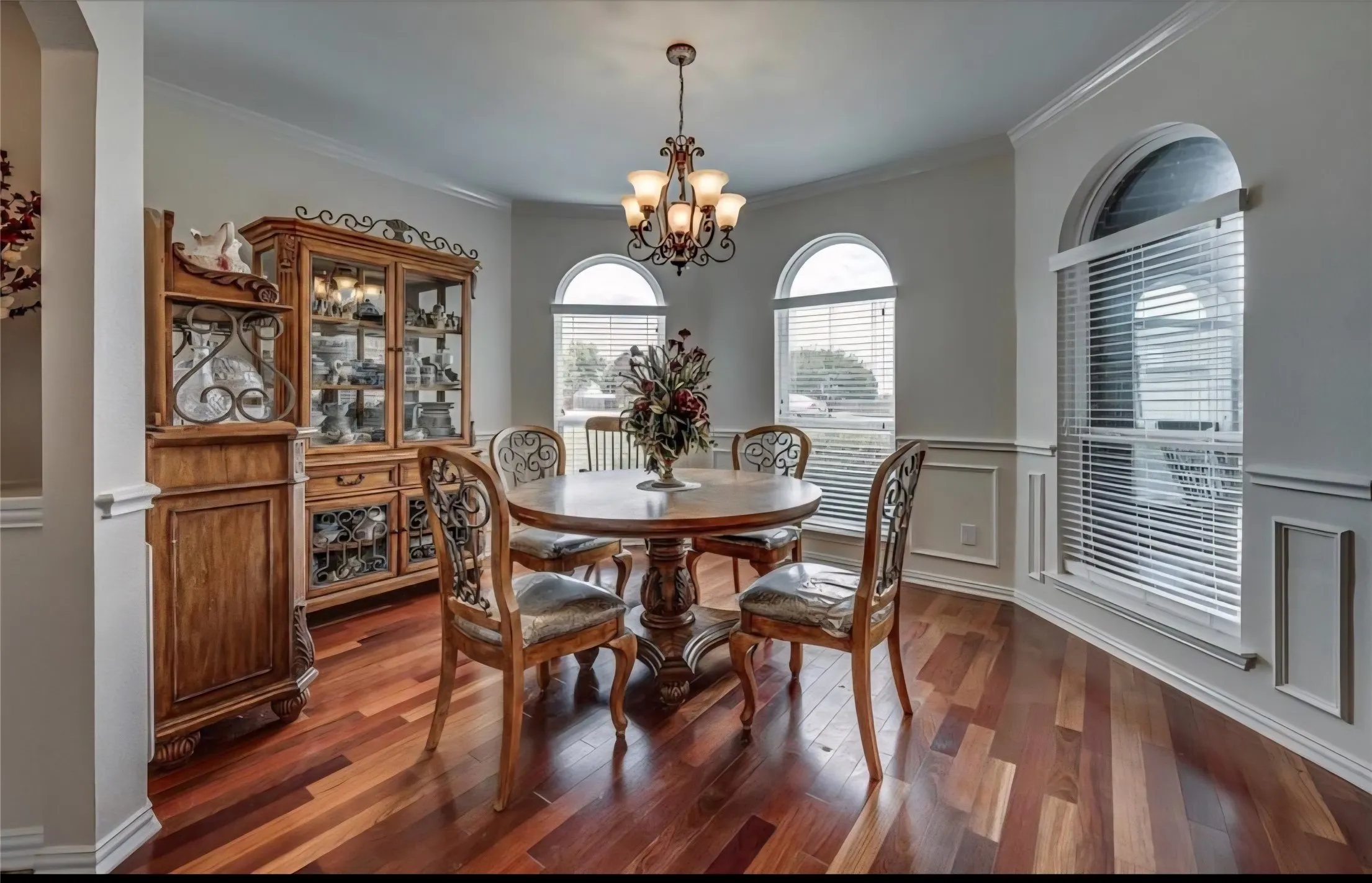 DINING ROOM WITH LOADS OF SPACE FOR ALL YOUR GATHERINGS