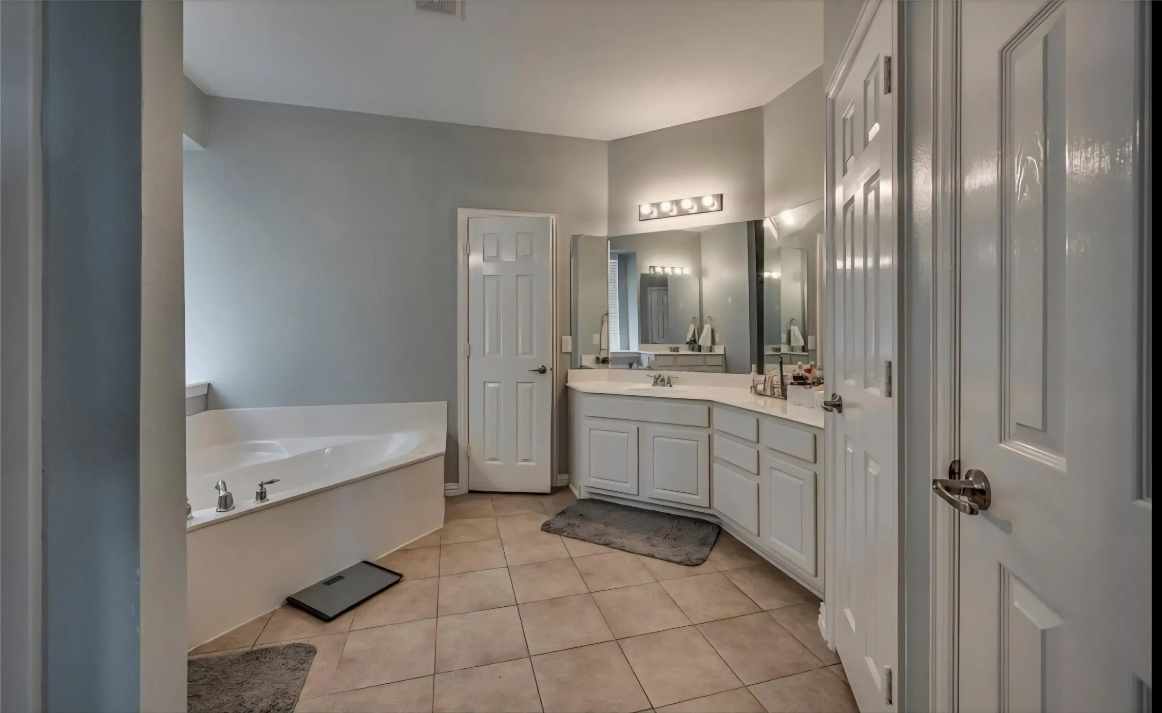 OVERSIZED PRIMARY ENSUITE BATH