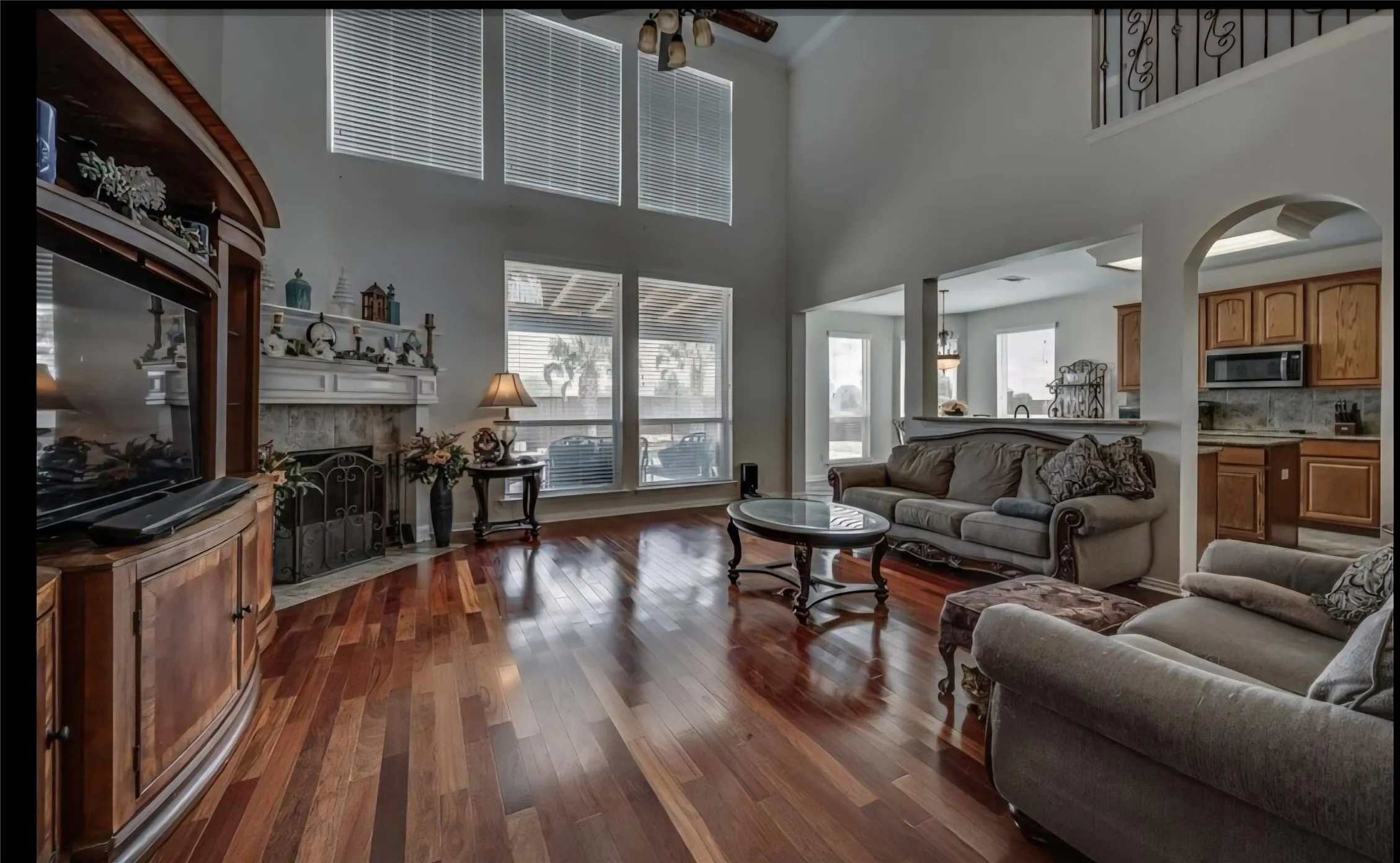 SOARING CEILINGS IN THE LIVING ROOM AREA
