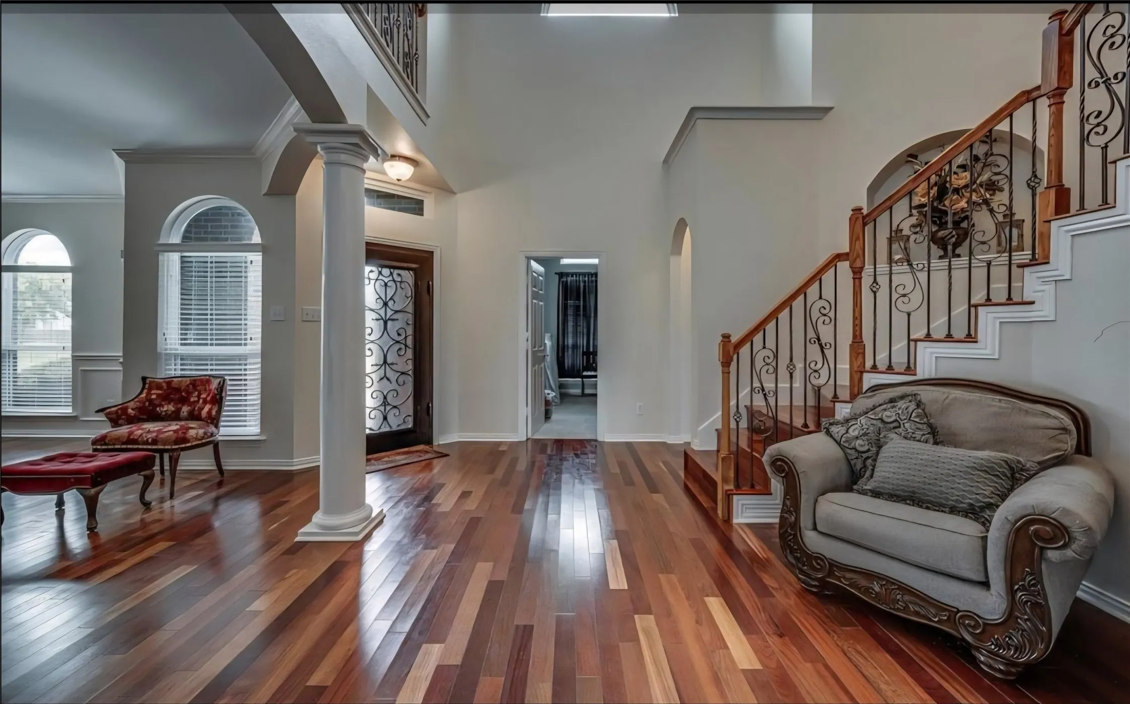 IMPACTFUL FOYER ENTRYWAY