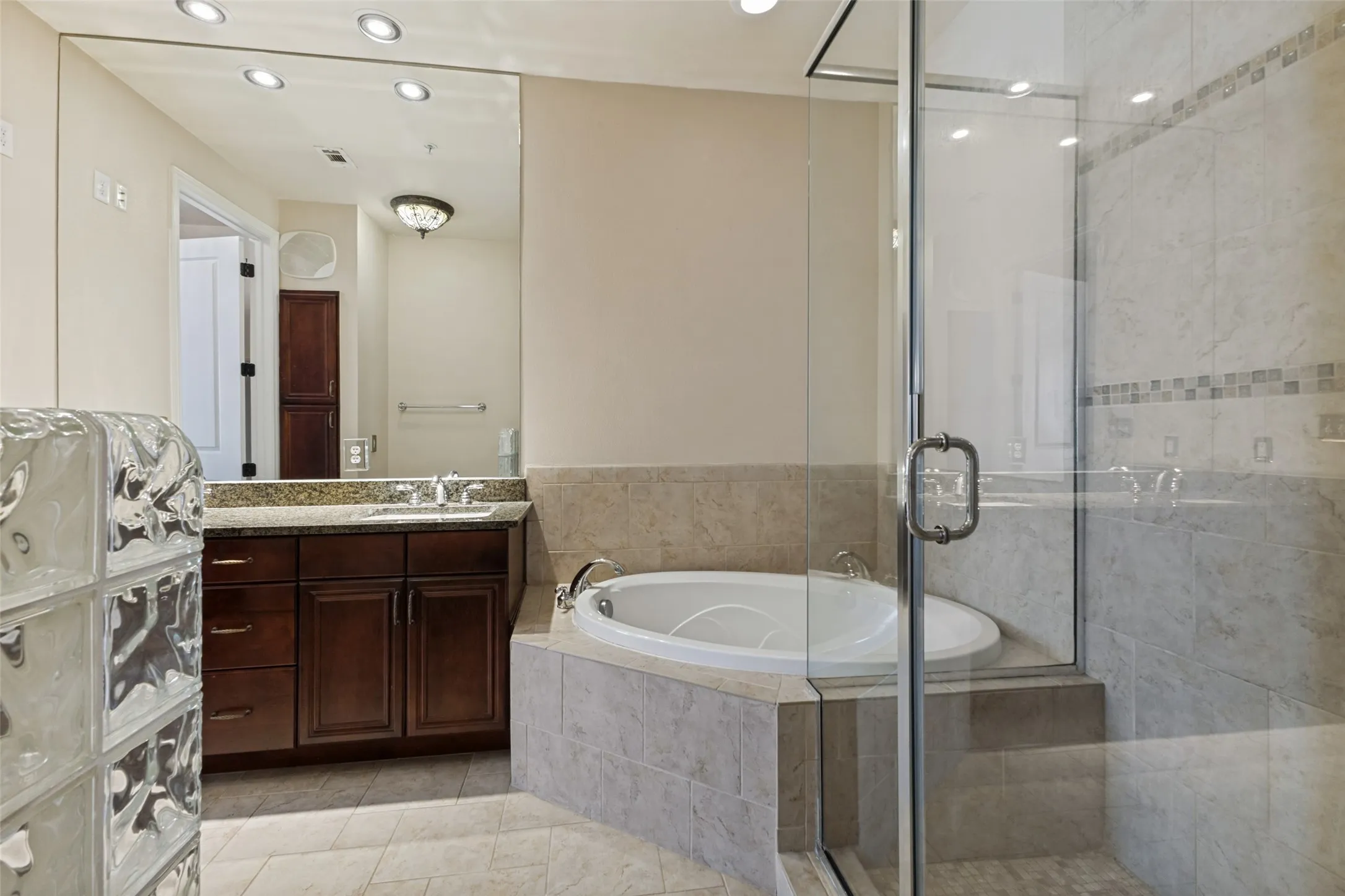 Condominium For Sale in Dallas County , 8616 Turtle Creek Boulevard 302, Dallas, Texas 75225, 1 Bedroom, 1 Bathroom, 1 Garage spaces, 832 Sqft, built in 2006, mls#21345721, Real Estate Agent in Dallas, Homes For Sale in Dallas county, Homes For Sale in Dallas, Realtor in Dallas Texas, Real Estate Brokerage Independent Realty Texas, Luminita Cordes Realtor