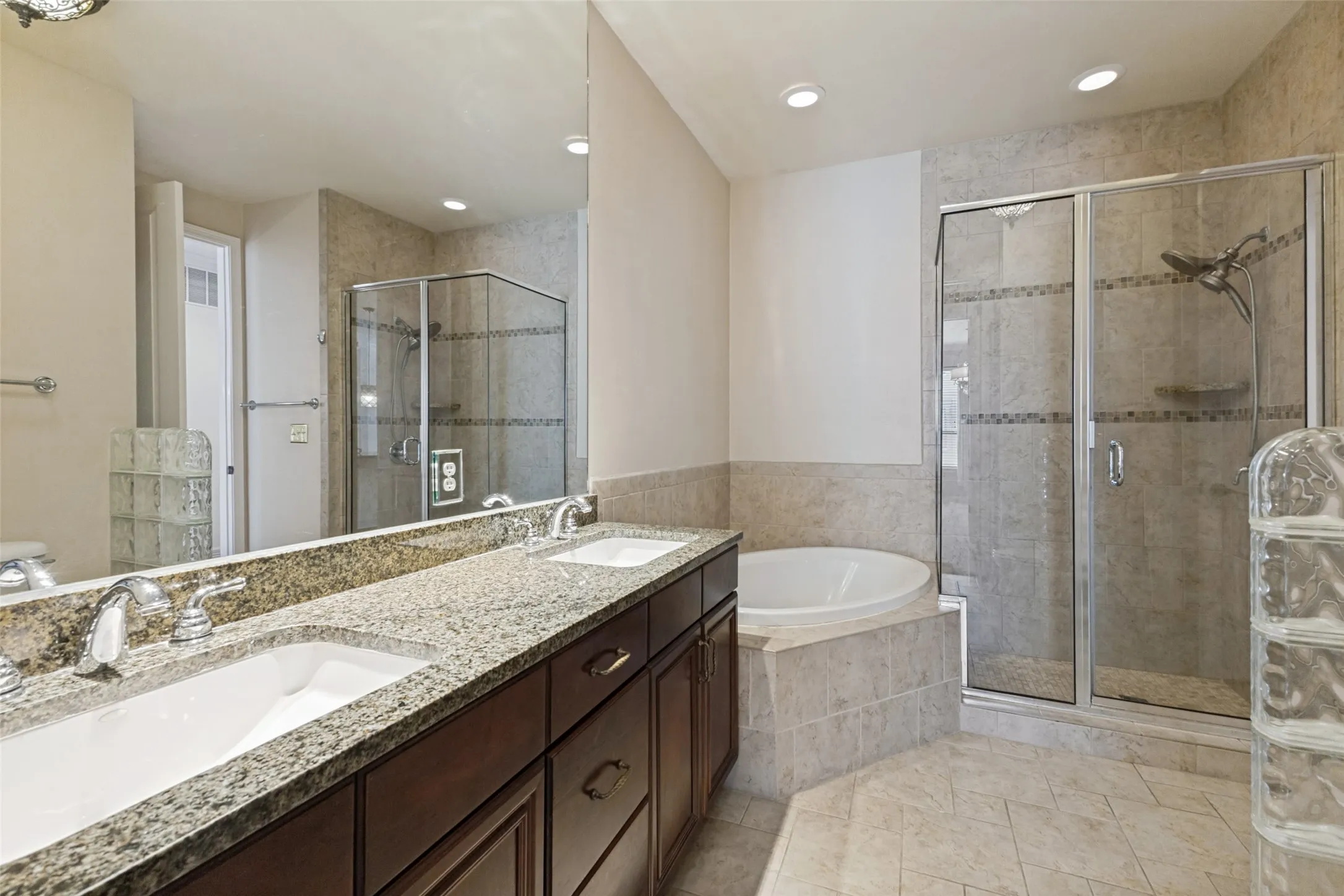 Condominium For Sale in Dallas County , 8616 Turtle Creek Boulevard 302, Dallas, Texas 75225, 1 Bedroom, 1 Bathroom, 1 Garage spaces, 832 Sqft, built in 2006, mls#21345721, Real Estate Agent in Dallas, Homes For Sale in Dallas county, Homes For Sale in Dallas, Realtor in Dallas Texas, Real Estate Brokerage Independent Realty Texas, Luminita Cordes Realtor