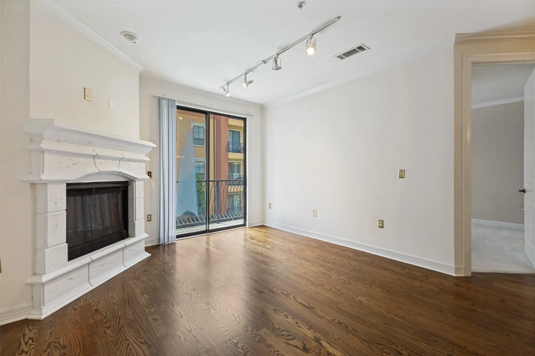 Condominium For Sale in Dallas County , 8616 Turtle Creek Boulevard 302, Dallas, Texas 75225, 1 Bedroom, 1 Bathroom, 1 Garage spaces, 832 Sqft, built in 2006, mls#21345721, Real Estate Agent in Dallas, Homes For Sale in Dallas county, Homes For Sale in Dallas, Realtor in Dallas Texas, Real Estate Brokerage Independent Realty Texas, Luminita Cordes Realtor