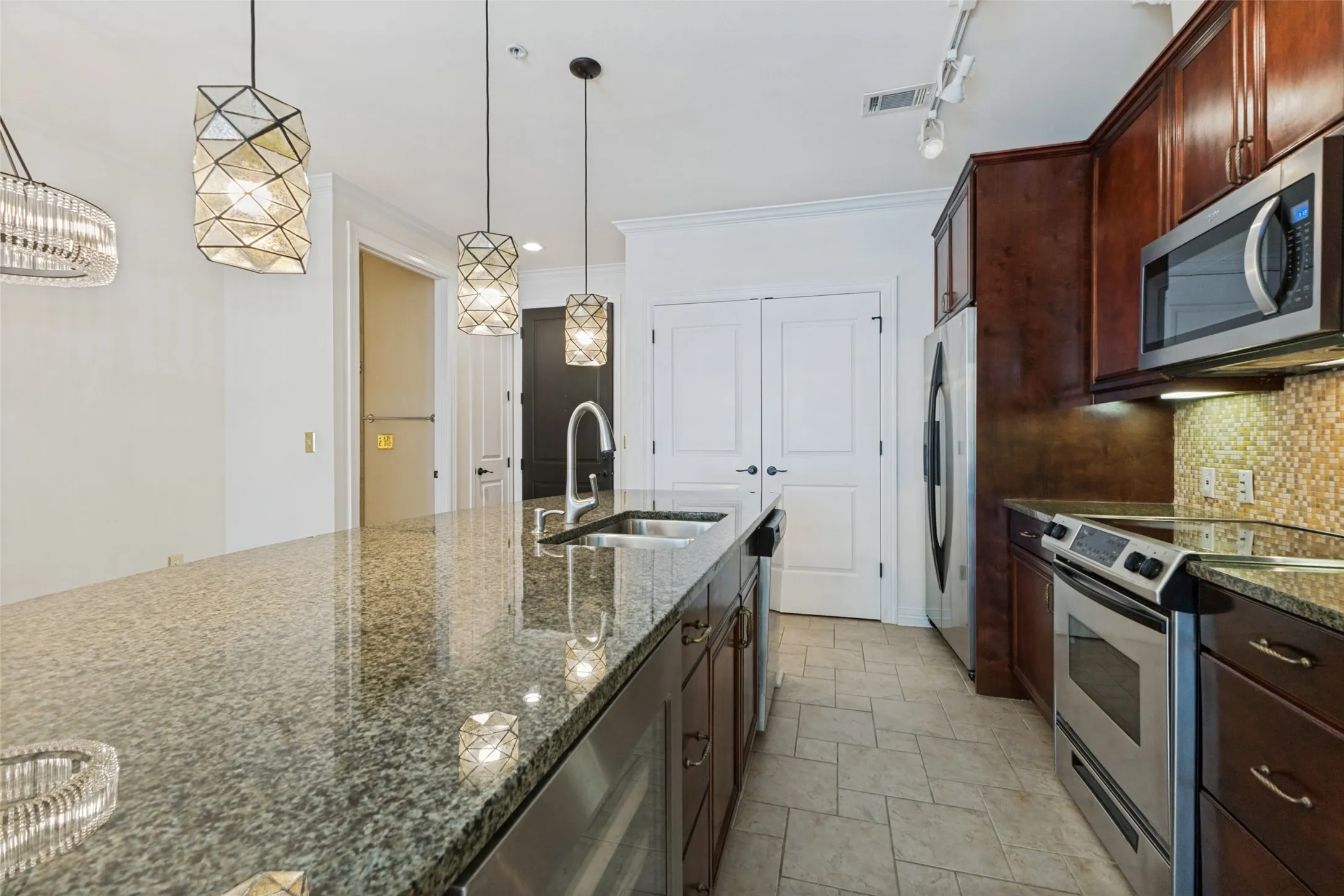 Condominium For Sale in Dallas County , 8616 Turtle Creek Boulevard 302, Dallas, Texas 75225, 1 Bedroom, 1 Bathroom, 1 Garage spaces, 832 Sqft, built in 2006, mls#21345721, Real Estate Agent in Dallas, Homes For Sale in Dallas county, Homes For Sale in Dallas, Realtor in Dallas Texas, Real Estate Brokerage Independent Realty Texas, Luminita Cordes Realtor