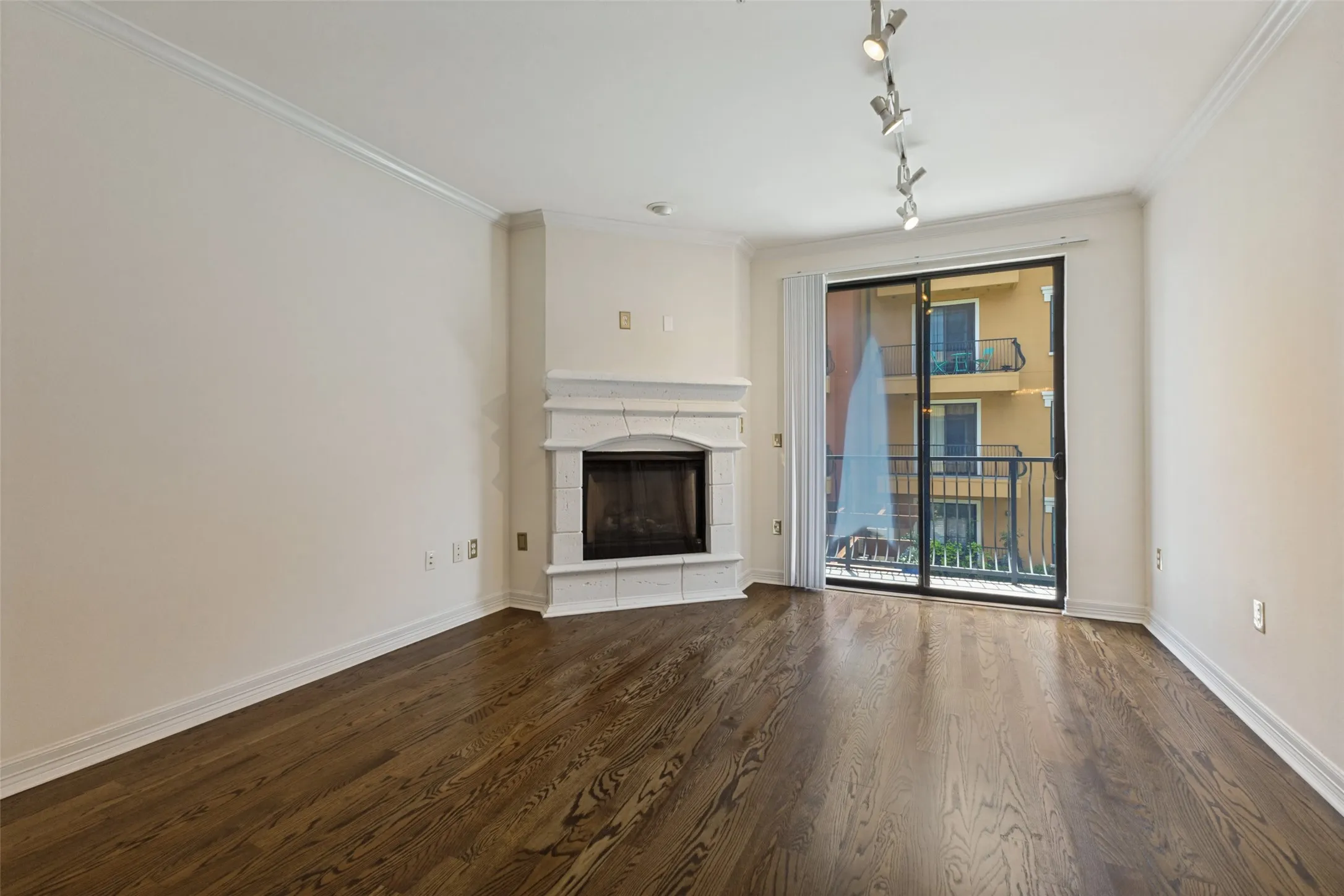 Condominium For Sale in Dallas County , 8616 Turtle Creek Boulevard 302, Dallas, Texas 75225, 1 Bedroom, 1 Bathroom, 1 Garage spaces, 832 Sqft, built in 2006, mls#21345721, Real Estate Agent in Dallas, Homes For Sale in Dallas county, Homes For Sale in Dallas, Realtor in Dallas Texas, Real Estate Brokerage Independent Realty Texas, Luminita Cordes Realtor