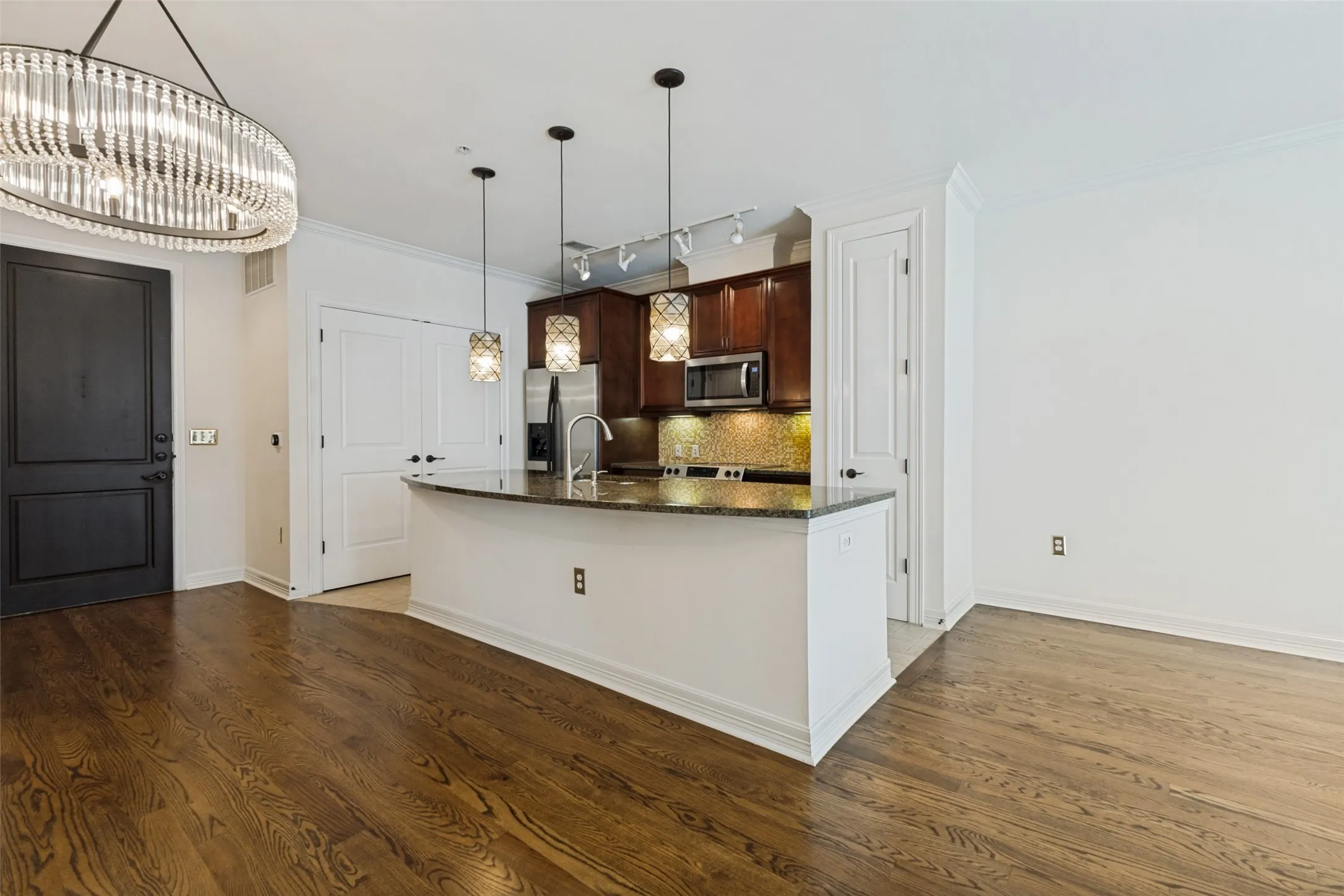 Condominium For Sale in Dallas County , 8616 Turtle Creek Boulevard 302, Dallas, Texas 75225, 1 Bedroom, 1 Bathroom, 1 Garage spaces, 832 Sqft, built in 2006, mls#21345721, Real Estate Agent in Dallas, Homes For Sale in Dallas county, Homes For Sale in Dallas, Realtor in Dallas Texas, Real Estate Brokerage Independent Realty Texas, Luminita Cordes Realtor