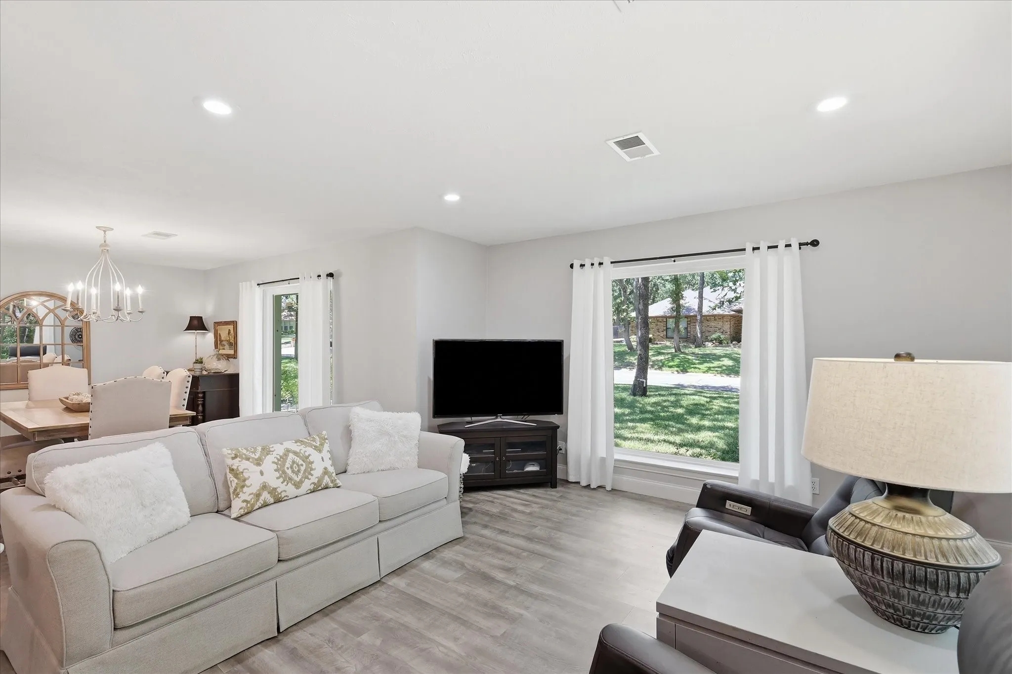 this living area could be used as a breakfast area