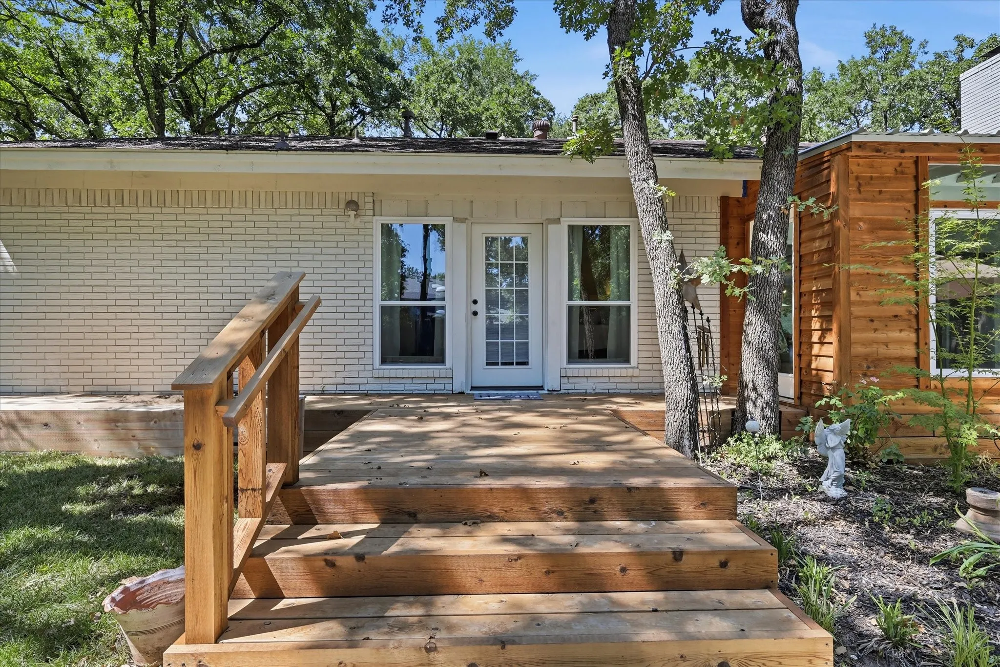 Single Family Residence For Sale in Denton County , 12 Timbergreen Circle, Denton, Texas 76205, 3 Bedroom, 3 Bathroom, 2 Garage spaces, 2,768 Sqft, built in 1983, mls#21340930, Real Estate Agent in Denton, Homes For Sale in Denton county, Homes For Sale in Denton, Realtor in Denton Texas, Real Estate Brokerage Independent Realty Texas, Luminita Cordes Realtor