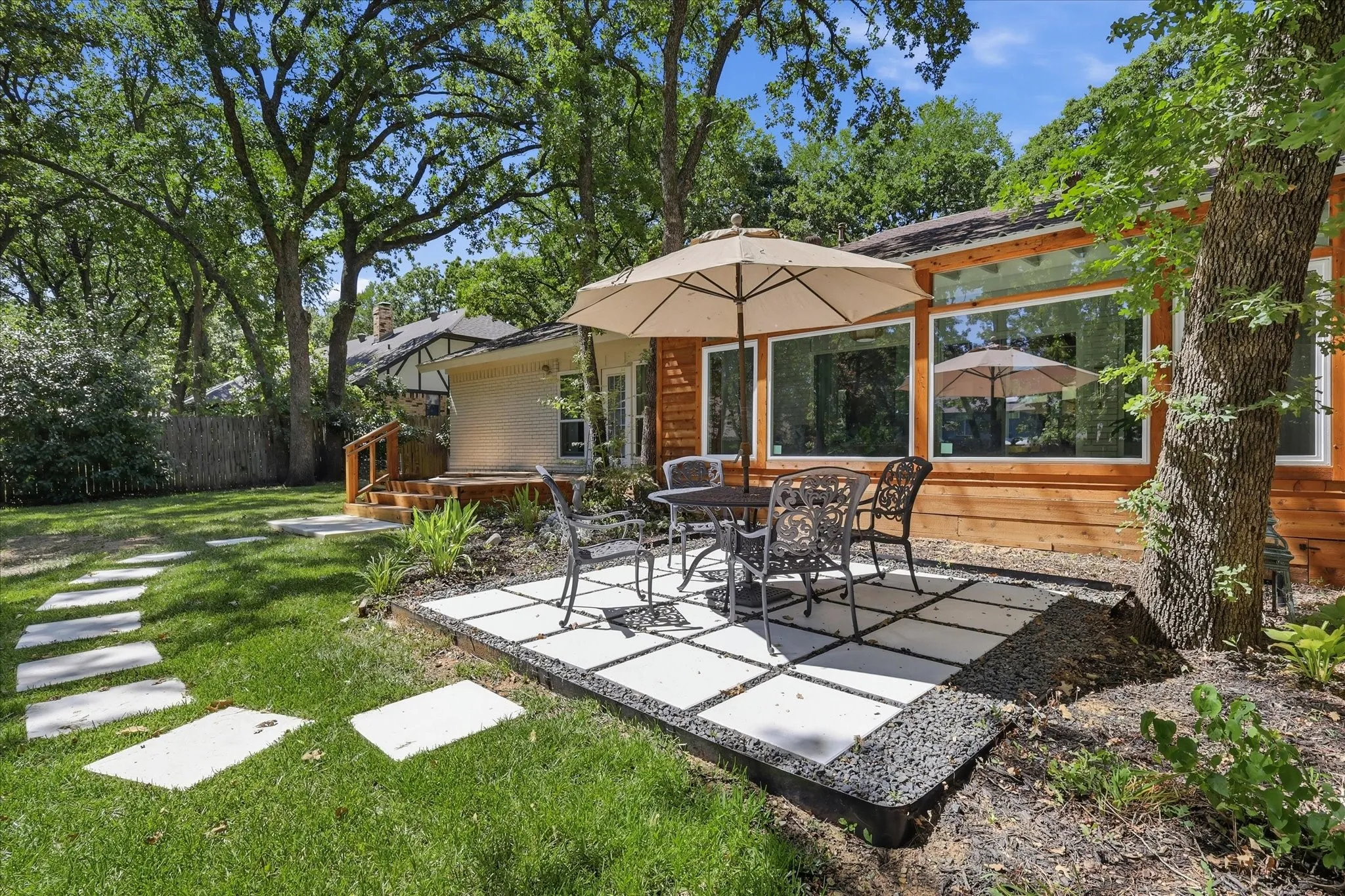 Watch the birds and enjoy your coffee in this backyard