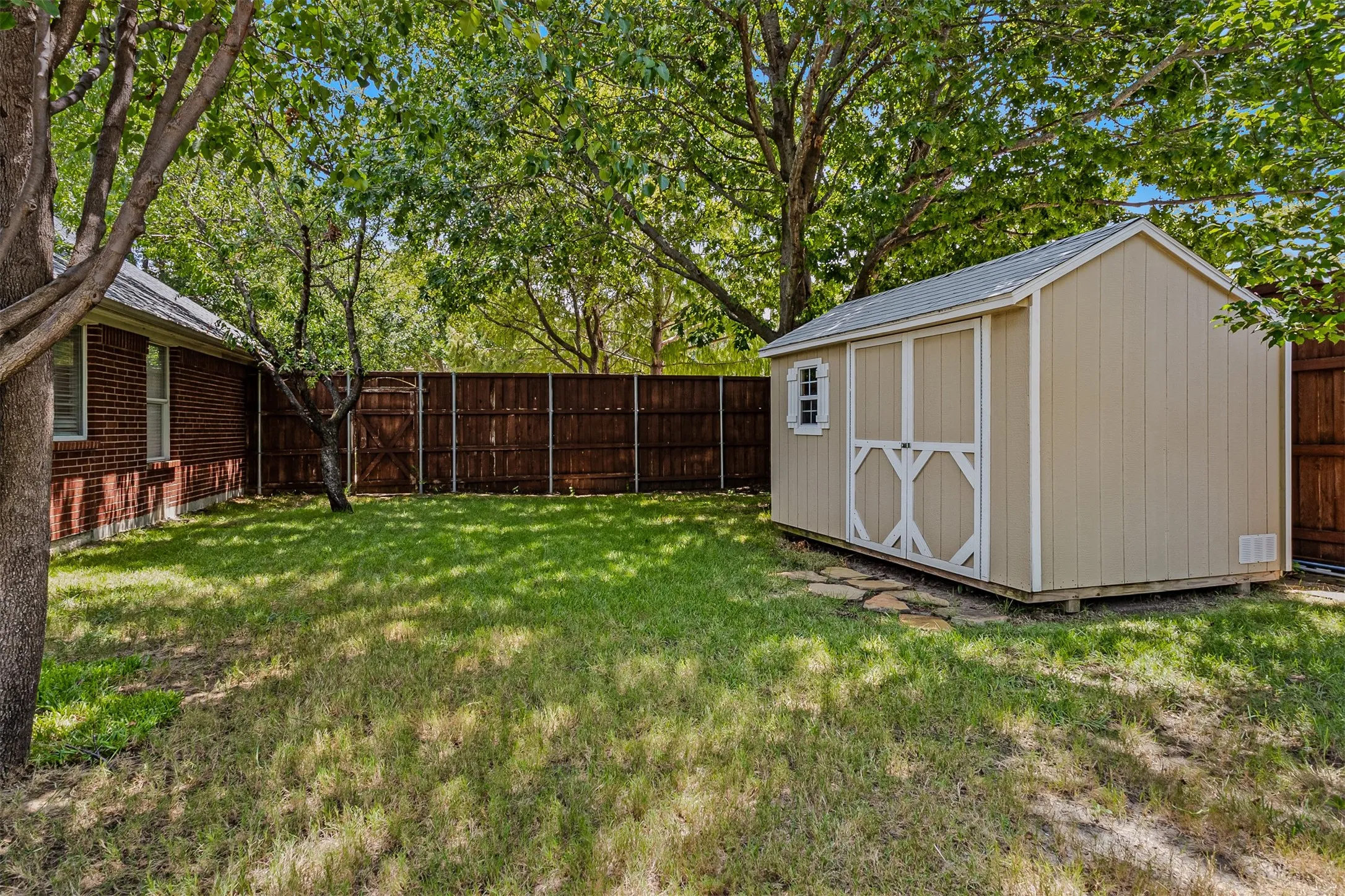 Single Family Residence For Sale in Rockwall County , 1365 Calistoga Drive, Rockwall, Texas 75087, 4 Bedroom, 2 Bathroom, 2 Garage spaces, 2,072 Sqft, built in 2001, mls#21328321, Real Estate Agent in Rockwall, Homes For Sale in Rockwall county, Homes For Sale in Rockwall, Realtor in Rockwall Texas, Real Estate Brokerage Independent Realty Texas, Luminita Cordes Realtor