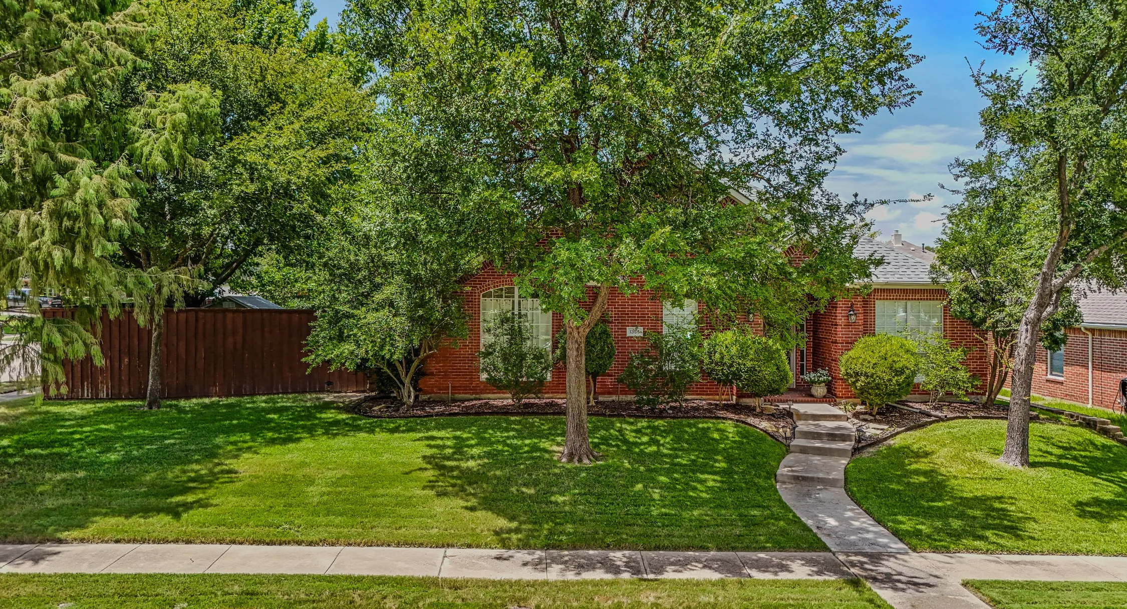 Single Family Residence For Sale in Rockwall County , 1365 Calistoga Drive, Rockwall, Texas 75087, 4 Bedroom, 2 Bathroom, 2 Garage spaces, 2,072 Sqft, built in 2001, mls#21328321, Real Estate Agent in Rockwall, Homes For Sale in Rockwall county, Homes For Sale in Rockwall, Realtor in Rockwall Texas, Real Estate Brokerage Independent Realty Texas, Luminita Cordes Realtor