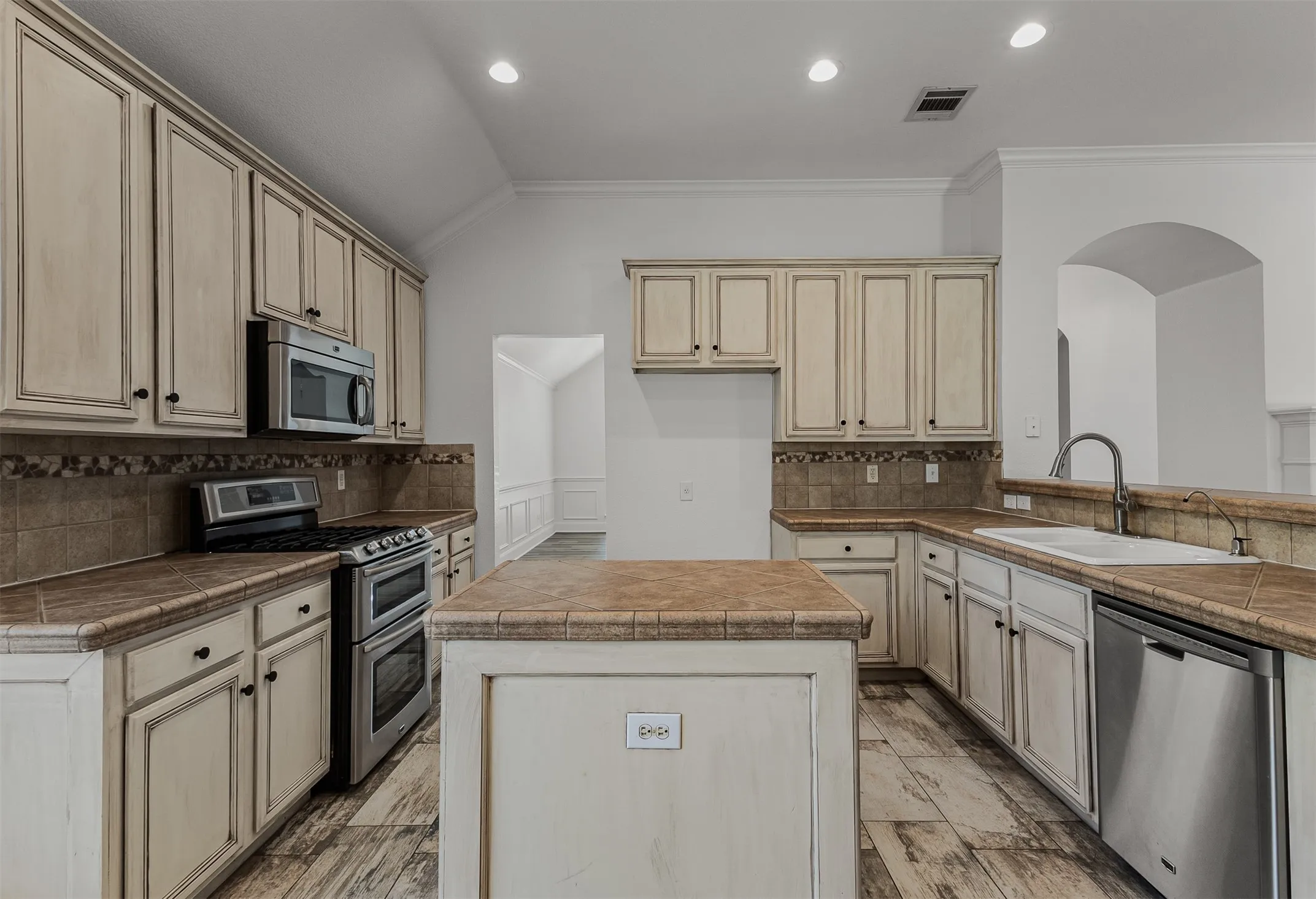Single Family Residence For Sale in Rockwall County , 1365 Calistoga Drive, Rockwall, Texas 75087, 4 Bedroom, 2 Bathroom, 2 Garage spaces, 2,072 Sqft, built in 2001, mls#21328321, Real Estate Agent in Rockwall, Homes For Sale in Rockwall county, Homes For Sale in Rockwall, Realtor in Rockwall Texas, Real Estate Brokerage Independent Realty Texas, Luminita Cordes Realtor