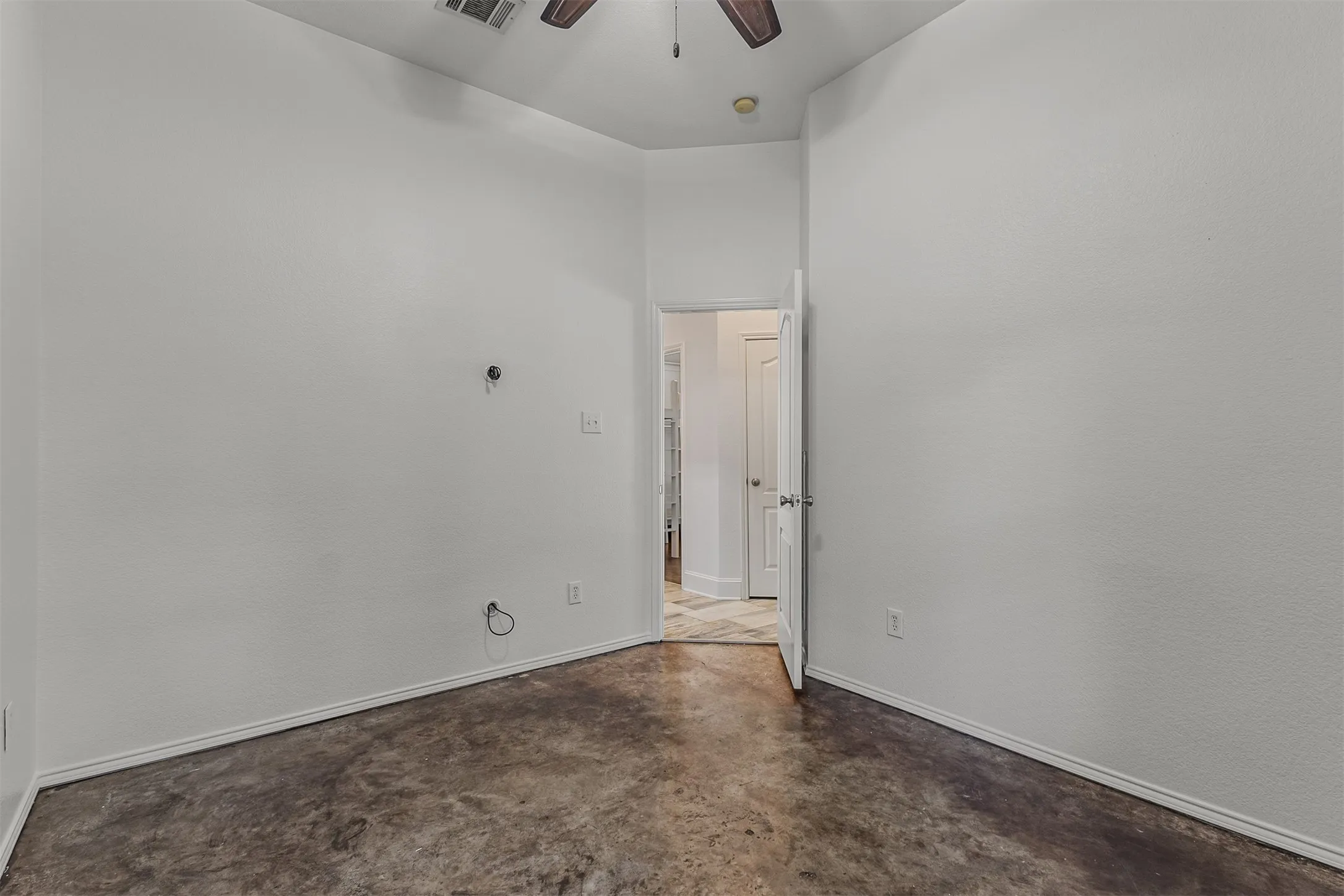 Single Family Residence For Sale in Rockwall County , 1365 Calistoga Drive, Rockwall, Texas 75087, 4 Bedroom, 2 Bathroom, 2 Garage spaces, 2,072 Sqft, built in 2001, mls#21328321, Real Estate Agent in Rockwall, Homes For Sale in Rockwall county, Homes For Sale in Rockwall, Realtor in Rockwall Texas, Real Estate Brokerage Independent Realty Texas, Luminita Cordes Realtor
