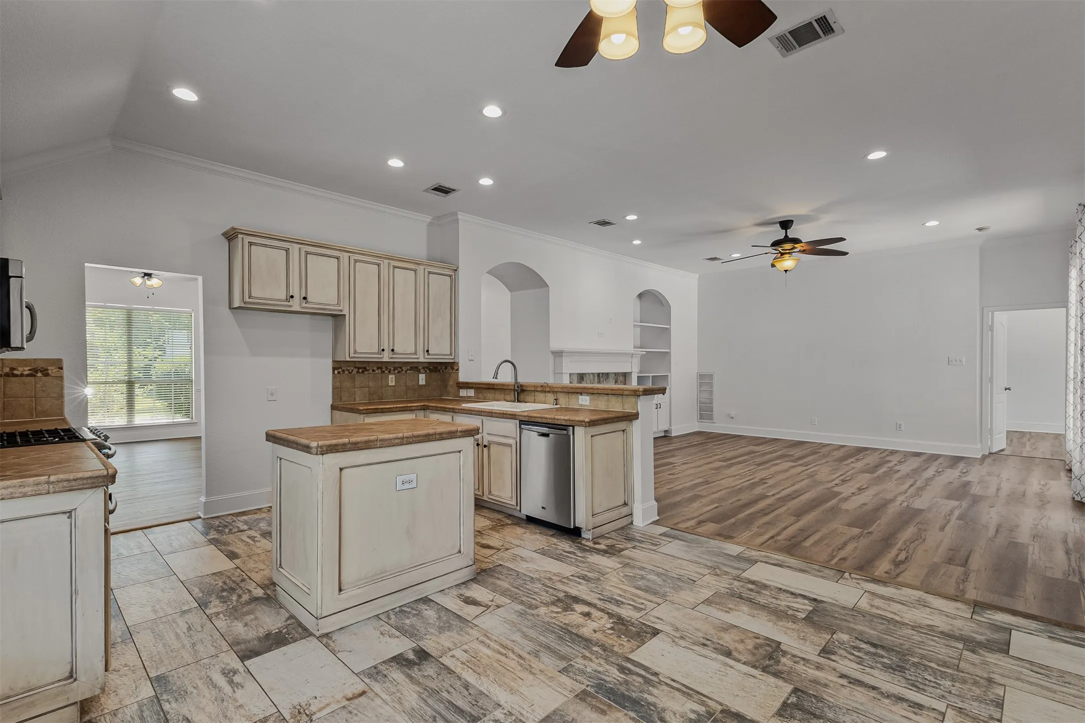 Single Family Residence For Sale in Rockwall County , 1365 Calistoga Drive, Rockwall, Texas 75087, 4 Bedroom, 2 Bathroom, 2 Garage spaces, 2,072 Sqft, built in 2001, mls#21328321, Real Estate Agent in Rockwall, Homes For Sale in Rockwall county, Homes For Sale in Rockwall, Realtor in Rockwall Texas, Real Estate Brokerage Independent Realty Texas, Luminita Cordes Realtor