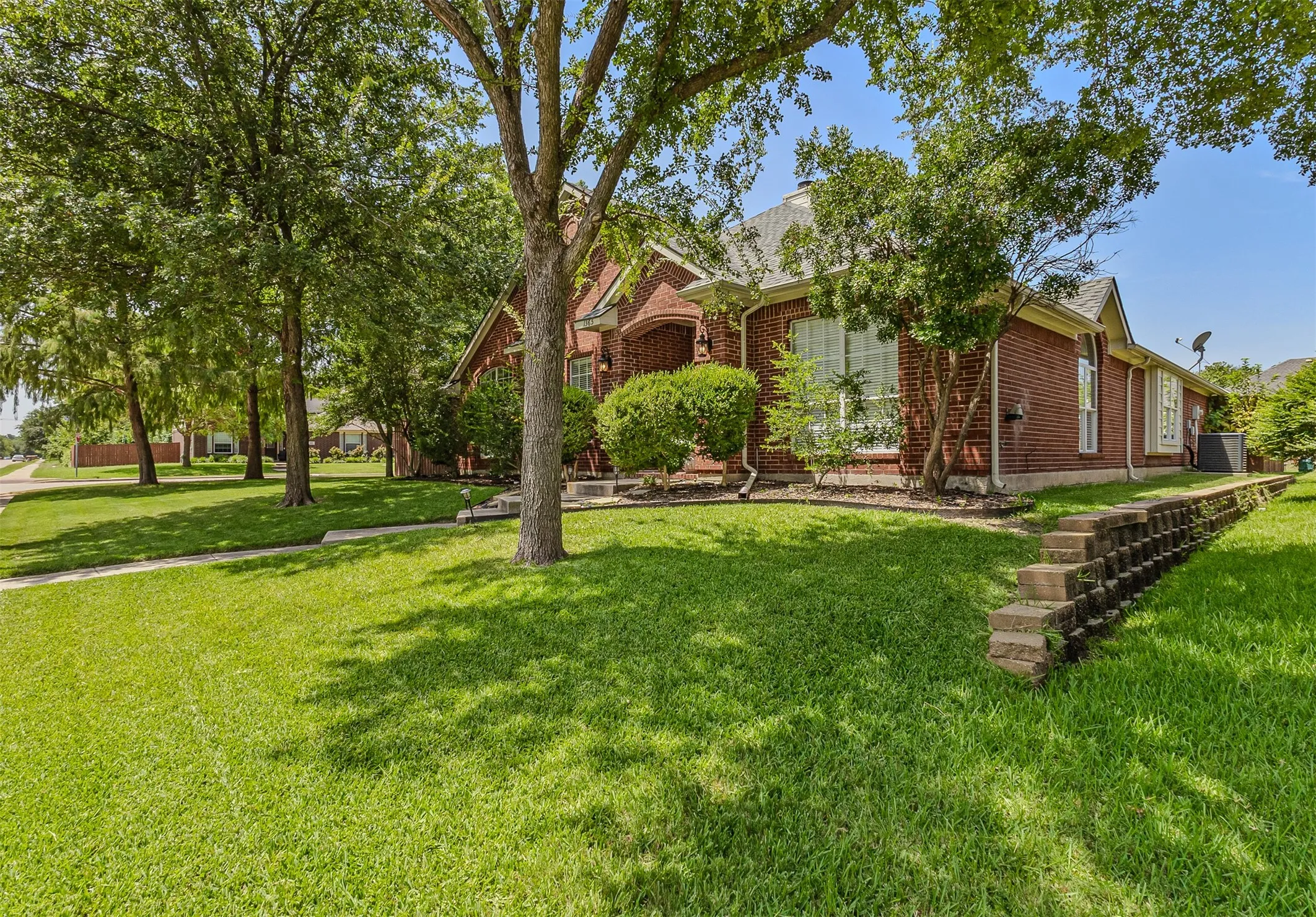Single Family Residence For Sale in Rockwall County , 1365 Calistoga Drive, Rockwall, Texas 75087, 4 Bedroom, 2 Bathroom, 2 Garage spaces, 2,072 Sqft, built in 2001, mls#21328321, Real Estate Agent in Rockwall, Homes For Sale in Rockwall county, Homes For Sale in Rockwall, Realtor in Rockwall Texas, Real Estate Brokerage Independent Realty Texas, Luminita Cordes Realtor