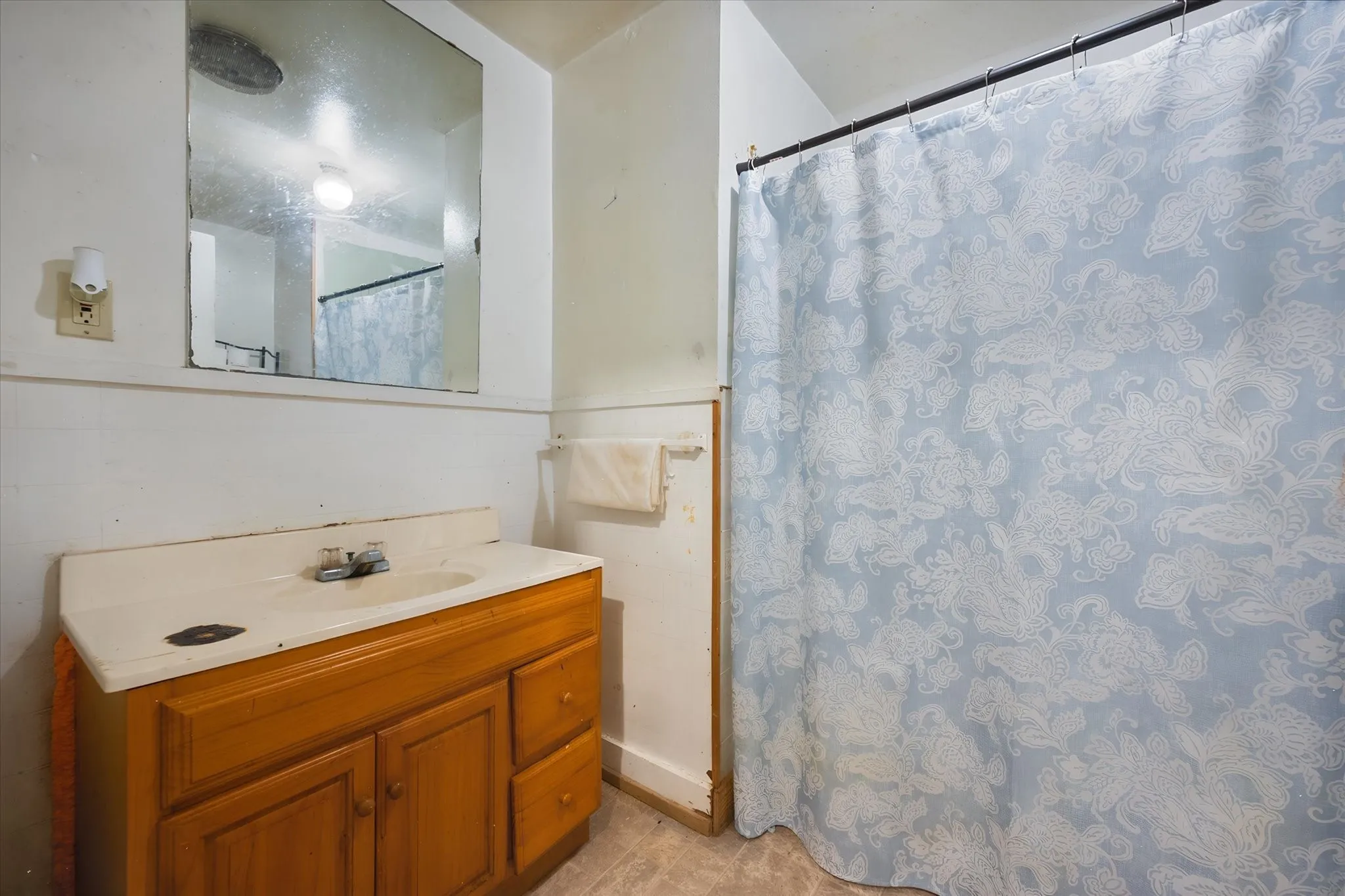 Single Family Residence For Sale in Anderson County , 712 W Dye Street, Palestine, Texas 75801, 2 Bedroom, 1 Bathroom, Garage spaces, 826 Sqft, built in 1900, mls#21346104, Real Estate Agent in Palestine, Homes For Sale in Anderson county, Homes For Sale in Palestine, Realtor in Palestine Texas, Real Estate Brokerage Independent Realty Texas, Luminita Cordes Realtor