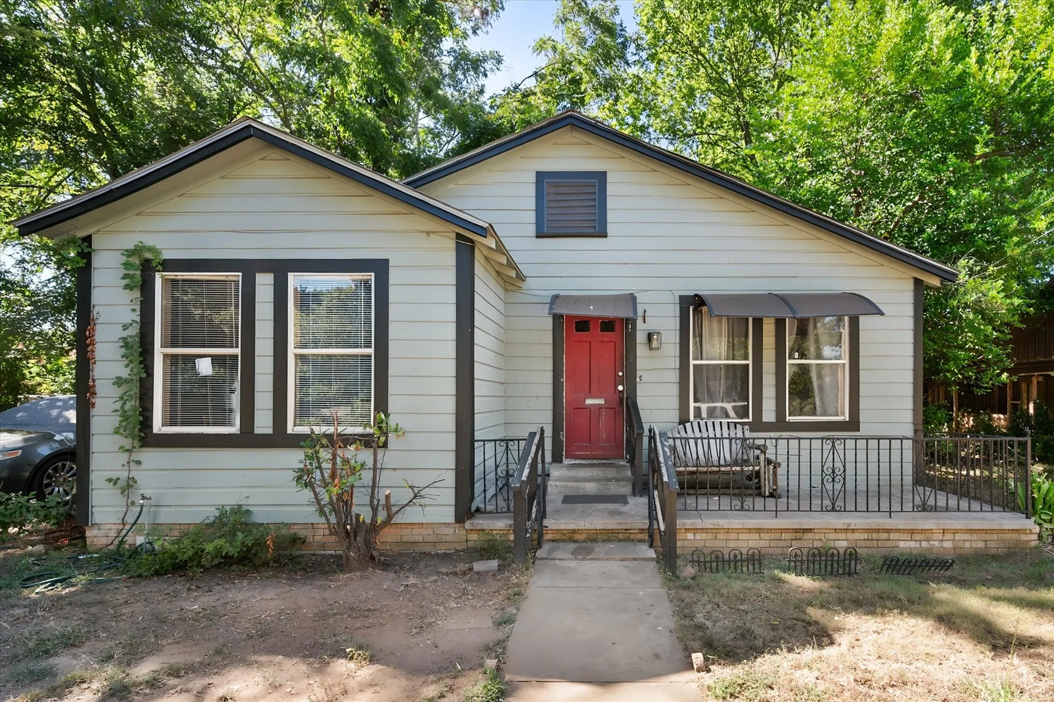 Single Family Residence For Sale in Anderson County , 712 W Dye Street, Palestine, Texas 75801, 2 Bedroom, 1 Bathroom, Garage spaces, 826 Sqft, built in 1900, mls#21346104, Real Estate Agent in Palestine, Homes For Sale in Anderson county, Homes For Sale in Palestine, Realtor in Palestine Texas, Real Estate Brokerage Independent Realty Texas, Luminita Cordes Realtor