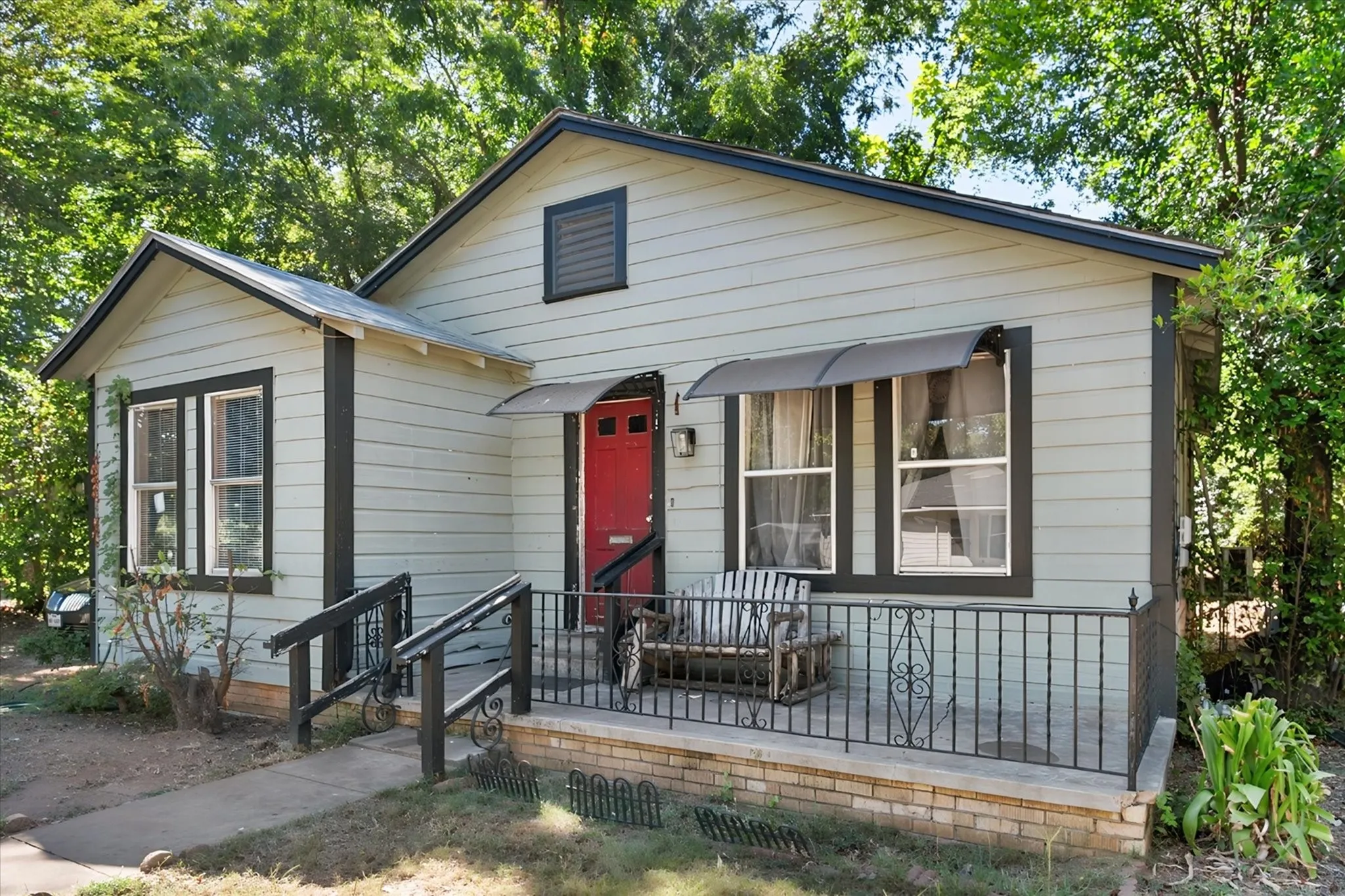 Single Family Residence For Sale in Anderson County , 712 W Dye Street, Palestine, Texas 75801, 2 Bedroom, 1 Bathroom, Garage spaces, 826 Sqft, built in 1900, mls#21346104, Real Estate Agent in Palestine, Homes For Sale in Anderson county, Homes For Sale in Palestine, Realtor in Palestine Texas, Real Estate Brokerage Independent Realty Texas, Luminita Cordes Realtor