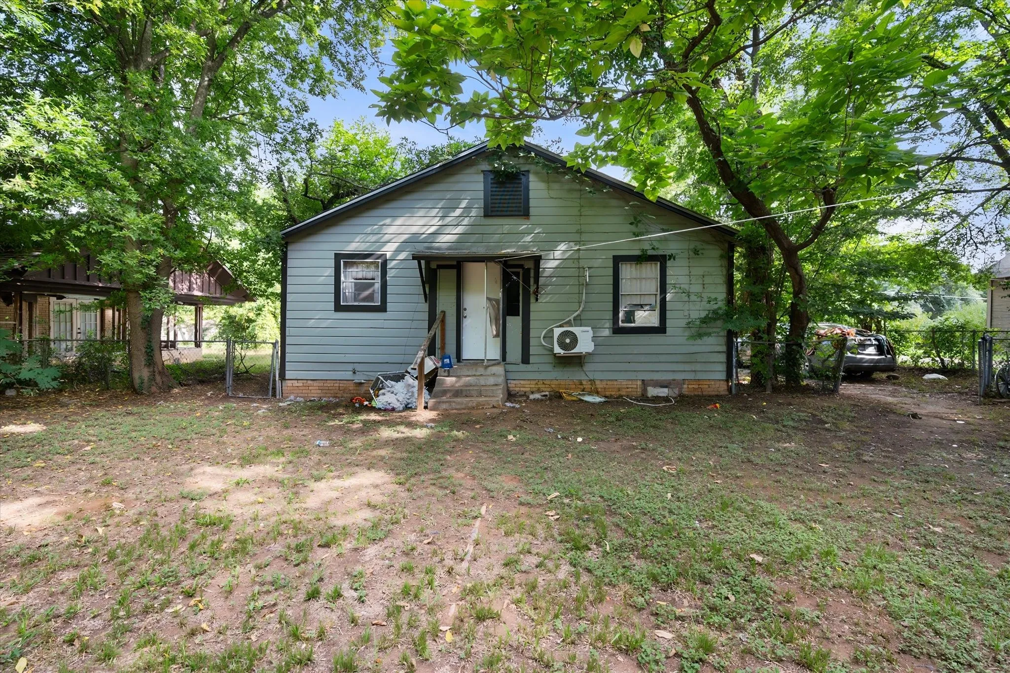 Single Family Residence For Sale in Anderson County , 712 W Dye Street, Palestine, Texas 75801, 2 Bedroom, 1 Bathroom, Garage spaces, 826 Sqft, built in 1900, mls#21346104, Real Estate Agent in Palestine, Homes For Sale in Anderson county, Homes For Sale in Palestine, Realtor in Palestine Texas, Real Estate Brokerage Independent Realty Texas, Luminita Cordes Realtor