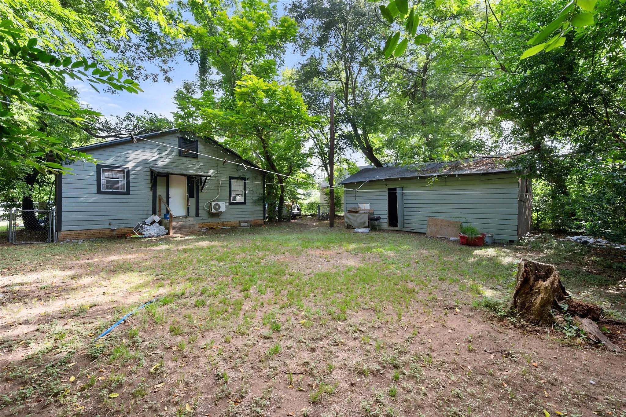 Single Family Residence For Sale in Anderson County , 712 W Dye Street, Palestine, Texas 75801, 2 Bedroom, 1 Bathroom, Garage spaces, 826 Sqft, built in 1900, mls#21346104, Real Estate Agent in Palestine, Homes For Sale in Anderson county, Homes For Sale in Palestine, Realtor in Palestine Texas, Real Estate Brokerage Independent Realty Texas, Luminita Cordes Realtor