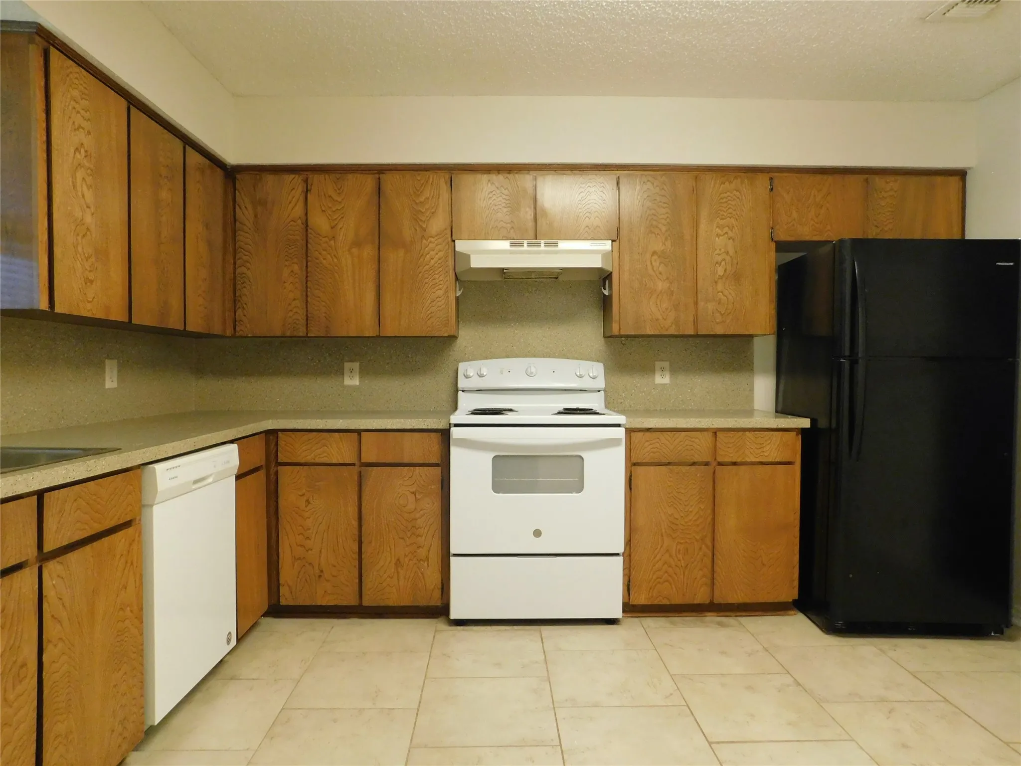 Duplex For Rent in Denton County , 2204 Canterbury Court, Denton, Texas 76205, 3 Bedroom, 2 Bathroom, Garage spaces, 1,521 Sqft, built in 1978, mls#21345463, Real Estate Agent in Denton, Homes For Rent in Denton county, Homes For Rent in Denton, Realtor in Denton Texas, Real Estate Brokerage Independent Realty Texas, Luminita Cordes Realtor