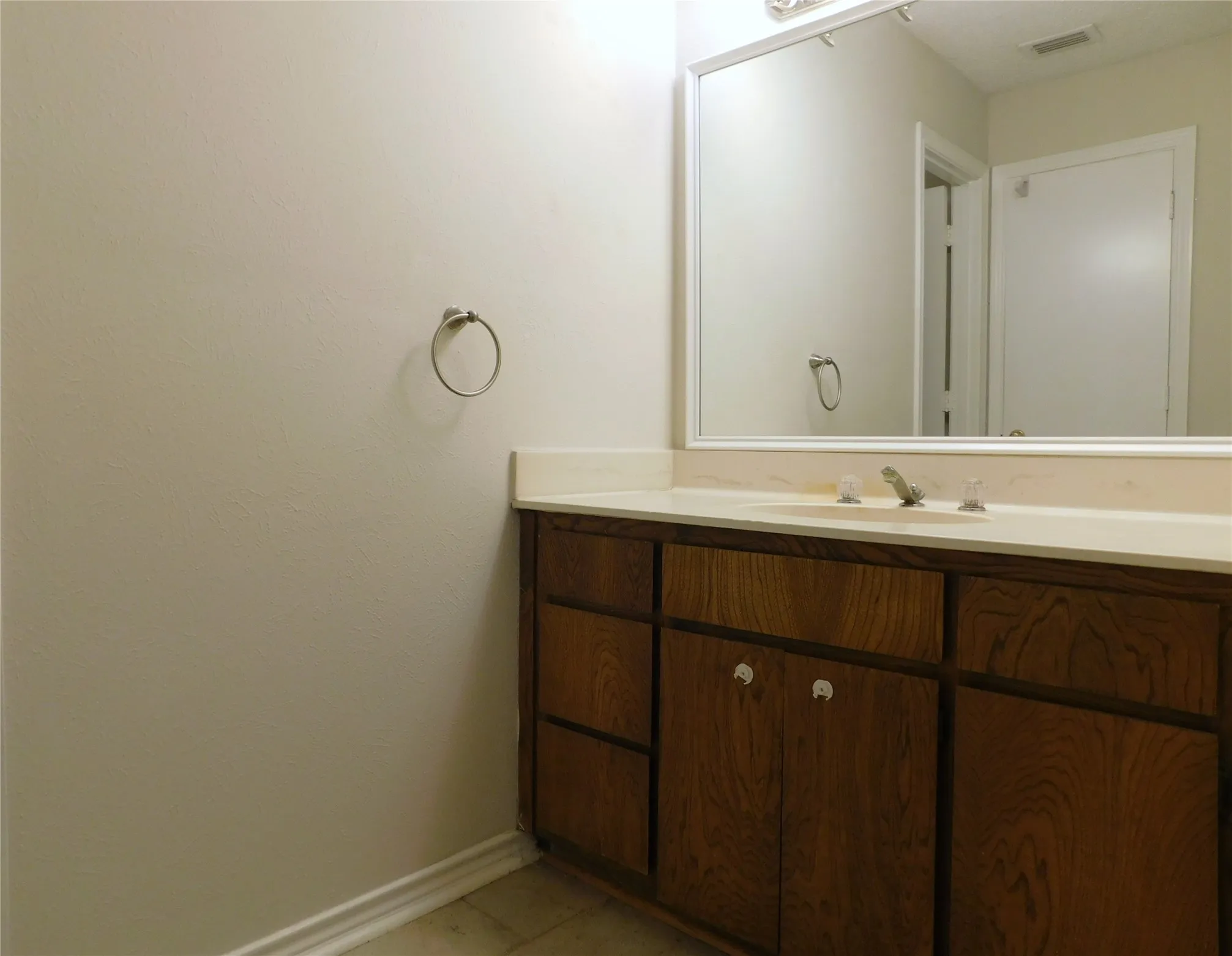 Duplex For Rent in Denton County , 2204 Canterbury Court, Denton, Texas 76205, 3 Bedroom, 2 Bathroom, Garage spaces, 1,521 Sqft, built in 1978, mls#21345463, Real Estate Agent in Denton, Homes For Rent in Denton county, Homes For Rent in Denton, Realtor in Denton Texas, Real Estate Brokerage Independent Realty Texas, Luminita Cordes Realtor