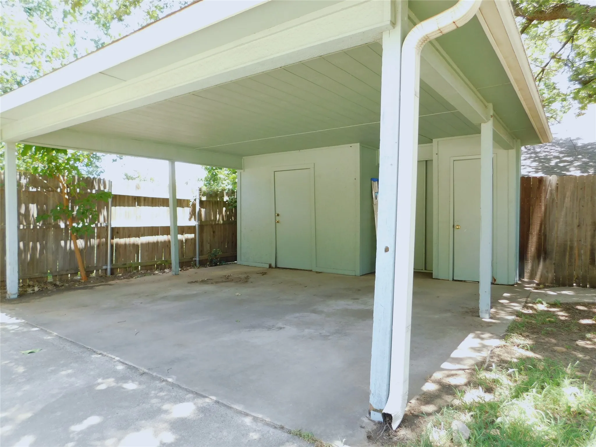 Duplex For Rent in Denton County , 2204 Canterbury Court, Denton, Texas 76205, 3 Bedroom, 2 Bathroom, Garage spaces, 1,521 Sqft, built in 1978, mls#21345463, Real Estate Agent in Denton, Homes For Rent in Denton county, Homes For Rent in Denton, Realtor in Denton Texas, Real Estate Brokerage Independent Realty Texas, Luminita Cordes Realtor