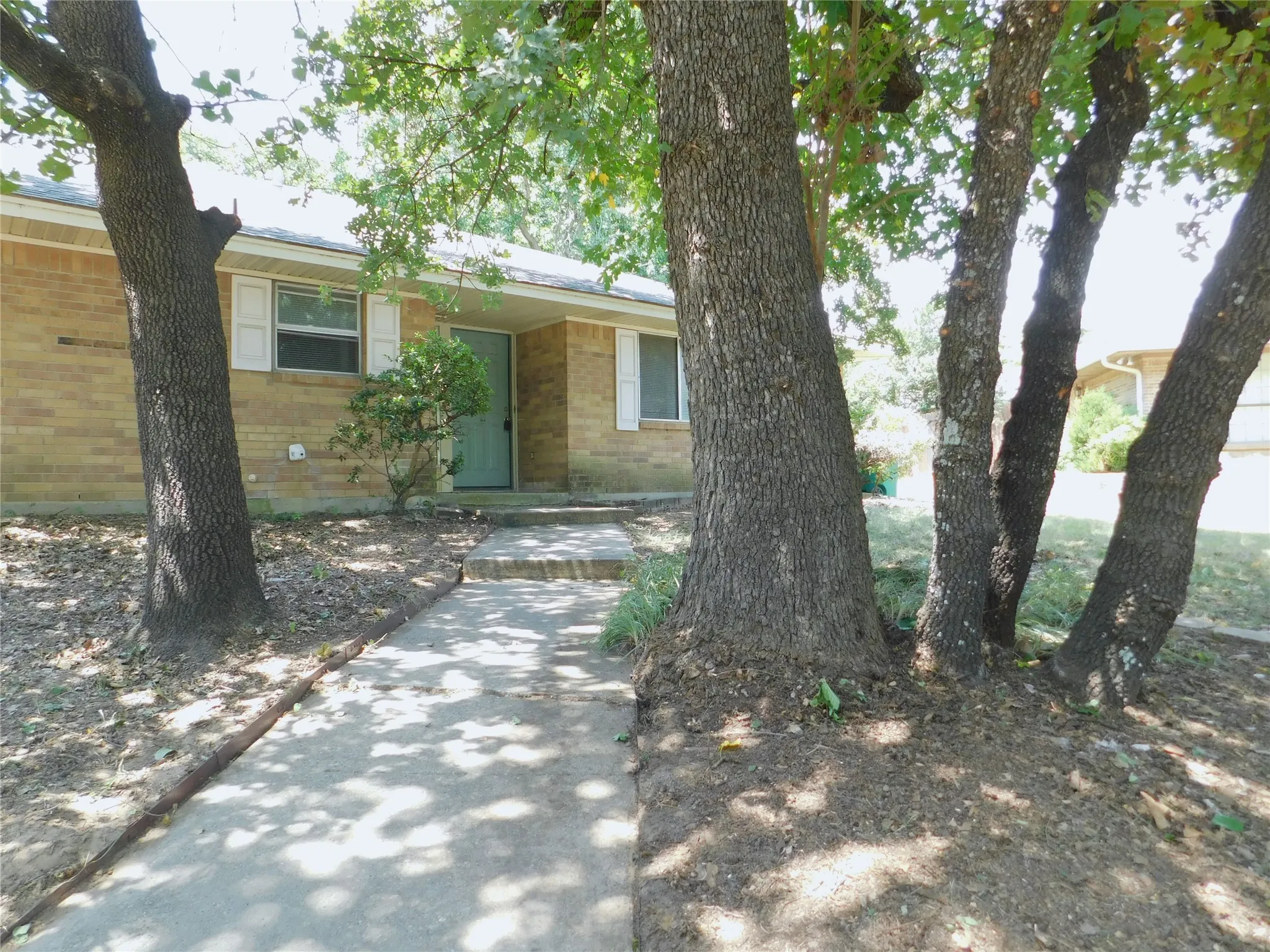Duplex For Rent in Denton County , 2204 Canterbury Court, Denton, Texas 76205, 3 Bedroom, 2 Bathroom, Garage spaces, 1,521 Sqft, built in 1978, mls#21345463, Real Estate Agent in Denton, Homes For Rent in Denton county, Homes For Rent in Denton, Realtor in Denton Texas, Real Estate Brokerage Independent Realty Texas, Luminita Cordes Realtor