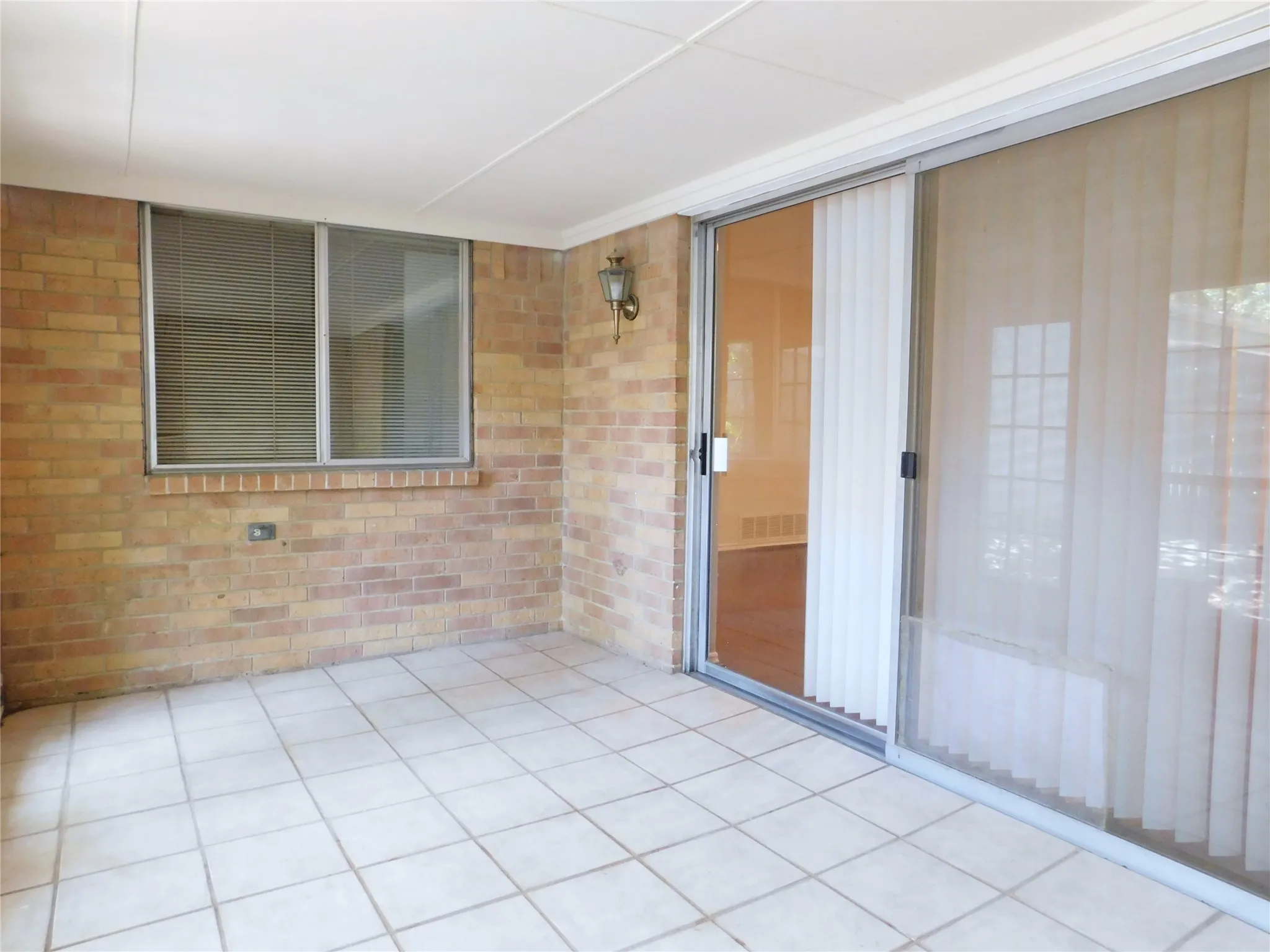 Duplex For Rent in Denton County , 2204 Canterbury Court, Denton, Texas 76205, 3 Bedroom, 2 Bathroom, Garage spaces, 1,521 Sqft, built in 1978, mls#21345463, Real Estate Agent in Denton, Homes For Rent in Denton county, Homes For Rent in Denton, Realtor in Denton Texas, Real Estate Brokerage Independent Realty Texas, Luminita Cordes Realtor