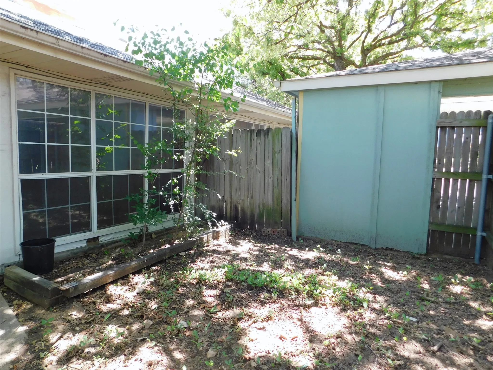 Duplex For Rent in Denton County , 2204 Canterbury Court, Denton, Texas 76205, 3 Bedroom, 2 Bathroom, Garage spaces, 1,521 Sqft, built in 1978, mls#21345463, Real Estate Agent in Denton, Homes For Rent in Denton county, Homes For Rent in Denton, Realtor in Denton Texas, Real Estate Brokerage Independent Realty Texas, Luminita Cordes Realtor