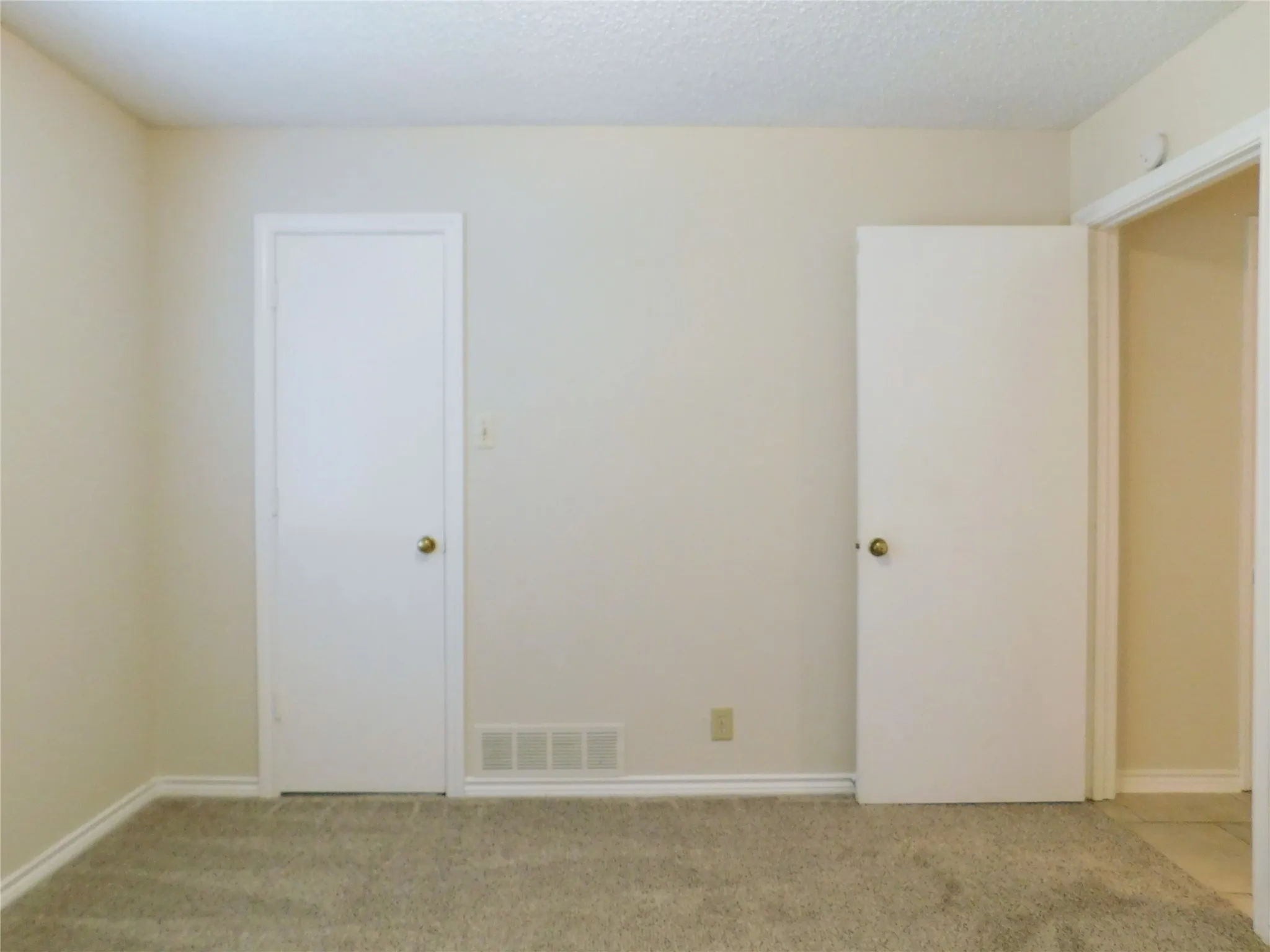 Duplex For Rent in Denton County , 2204 Canterbury Court, Denton, Texas 76205, 3 Bedroom, 2 Bathroom, Garage spaces, 1,521 Sqft, built in 1978, mls#21345463, Real Estate Agent in Denton, Homes For Rent in Denton county, Homes For Rent in Denton, Realtor in Denton Texas, Real Estate Brokerage Independent Realty Texas, Luminita Cordes Realtor