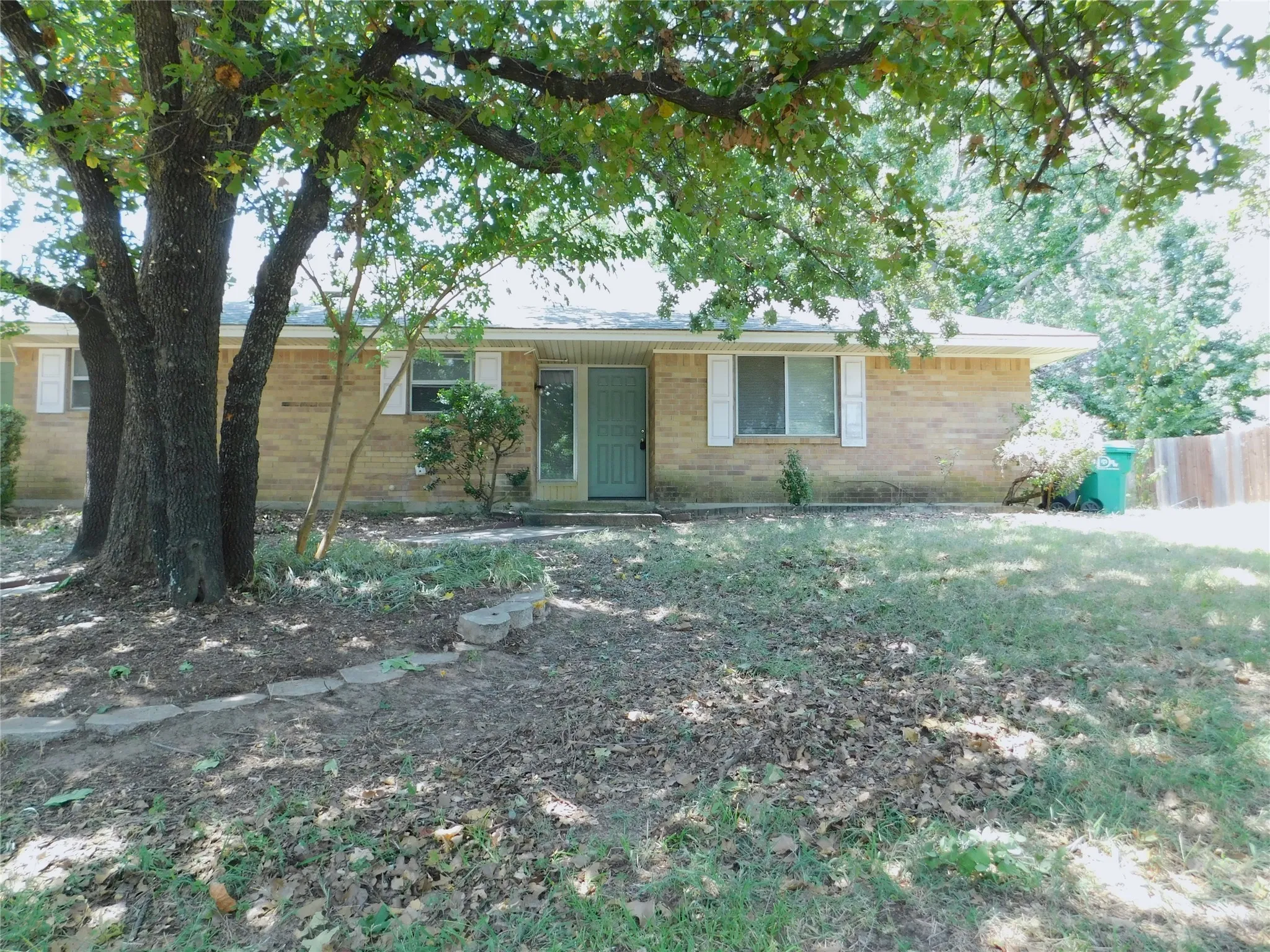 Duplex For Rent in Denton County , 2204 Canterbury Court, Denton, Texas 76205, 3 Bedroom, 2 Bathroom, Garage spaces, 1,521 Sqft, built in 1978, mls#21345463, Real Estate Agent in Denton, Homes For Rent in Denton county, Homes For Rent in Denton, Realtor in Denton Texas, Real Estate Brokerage Independent Realty Texas, Luminita Cordes Realtor