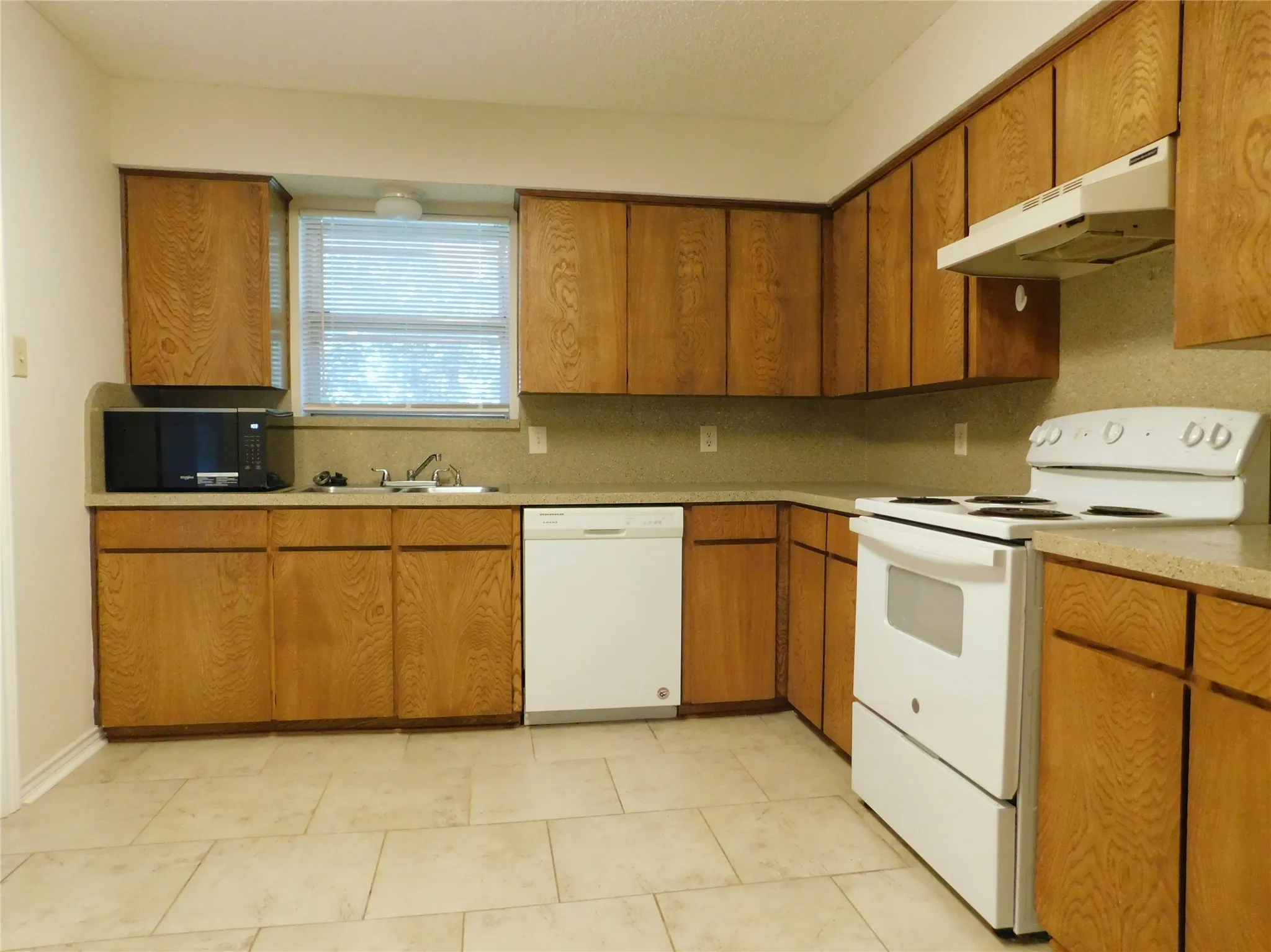 Duplex For Rent in Denton County , 2204 Canterbury Court, Denton, Texas 76205, 3 Bedroom, 2 Bathroom, Garage spaces, 1,521 Sqft, built in 1978, mls#21345463, Real Estate Agent in Denton, Homes For Rent in Denton county, Homes For Rent in Denton, Realtor in Denton Texas, Real Estate Brokerage Independent Realty Texas, Luminita Cordes Realtor