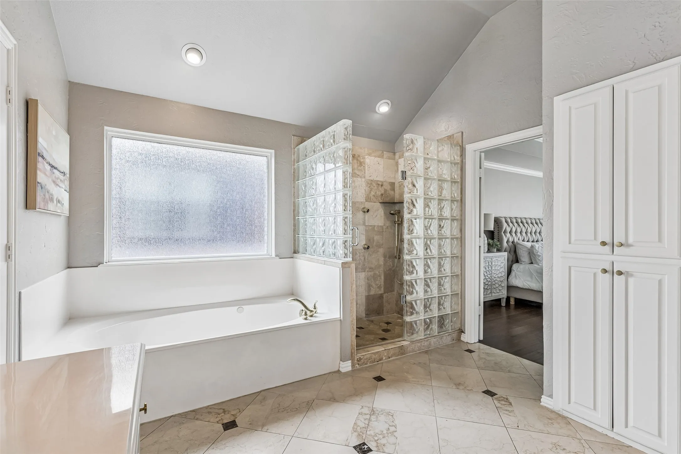 Single Family Residence For Sale in Dallas County , 2206 Clearspring Drive N, Irving, Texas 75063, 5 Bedroom, 4 Bathroom, 3 Garage spaces, 5,375 Sqft, built in 1996, mls#21343836, Real Estate Agent in Irving, Homes For Sale in Dallas county, Homes For Sale in Irving, Realtor in Irving Texas, Real Estate Brokerage Independent Realty Texas, Luminita Cordes Realtor