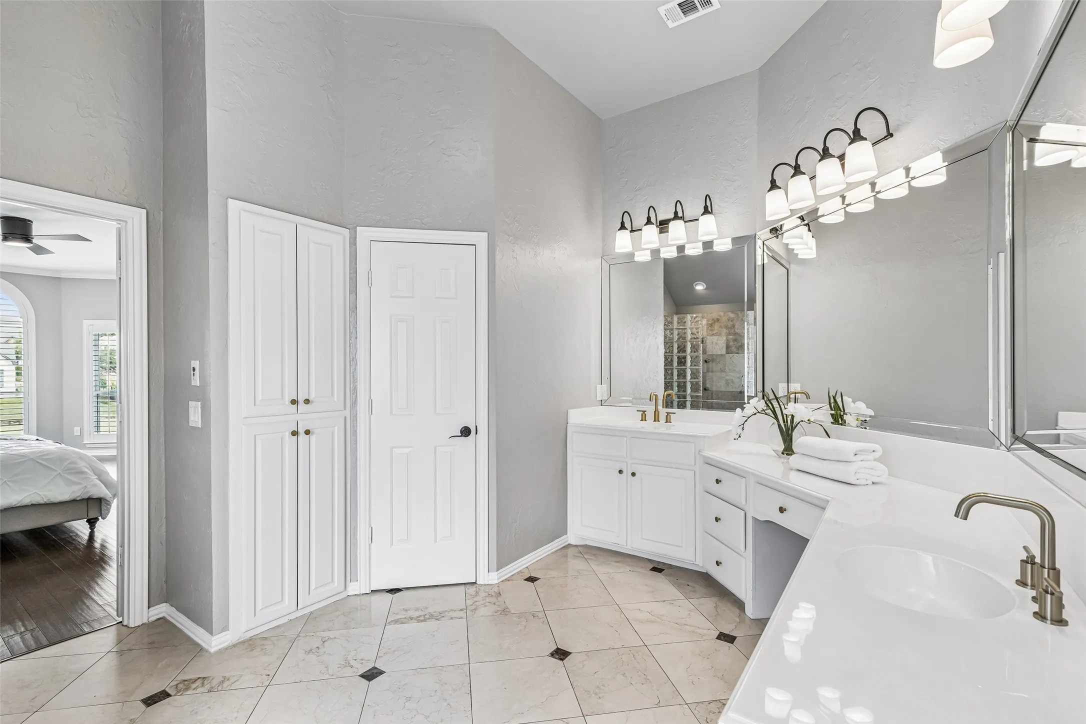 Single Family Residence For Sale in Dallas County , 2206 Clearspring Drive N, Irving, Texas 75063, 5 Bedroom, 4 Bathroom, 3 Garage spaces, 5,375 Sqft, built in 1996, mls#21343836, Real Estate Agent in Irving, Homes For Sale in Dallas county, Homes For Sale in Irving, Realtor in Irving Texas, Real Estate Brokerage Independent Realty Texas, Luminita Cordes Realtor