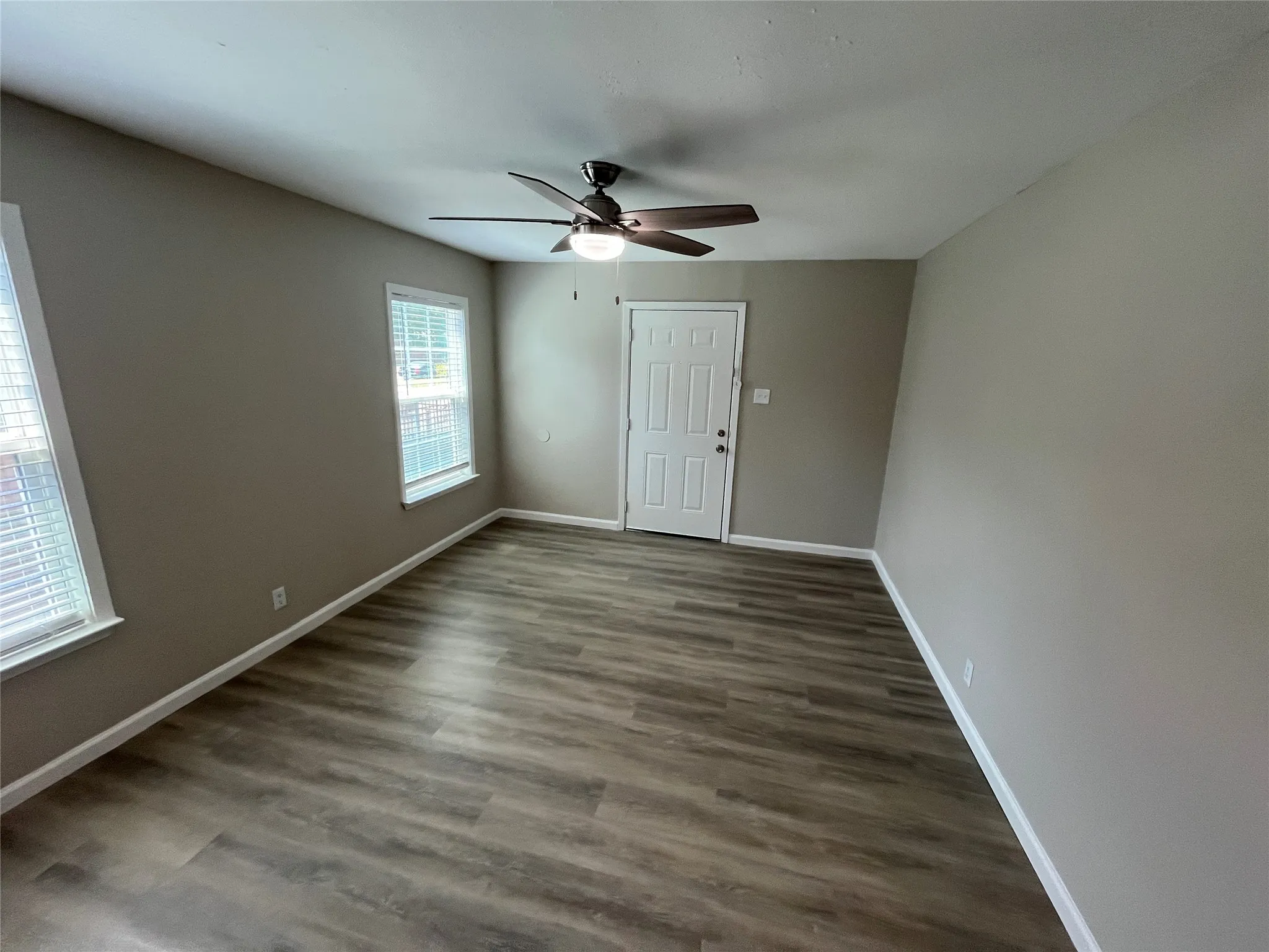 Single Family Residence For Rent in Dallas County , 2546 Searcy Drive, Dallas, Texas 75211, 2 Bedroom, 1 Bathroom, 1 Garage spaces, 800 Sqft, built in 1943, mls#21326676, Real Estate Agent in Dallas, Homes For Rent in Dallas county, Homes For Rent in Dallas, Realtor in Dallas Texas, Real Estate Brokerage Independent Realty Texas, Luminita Cordes Realtor