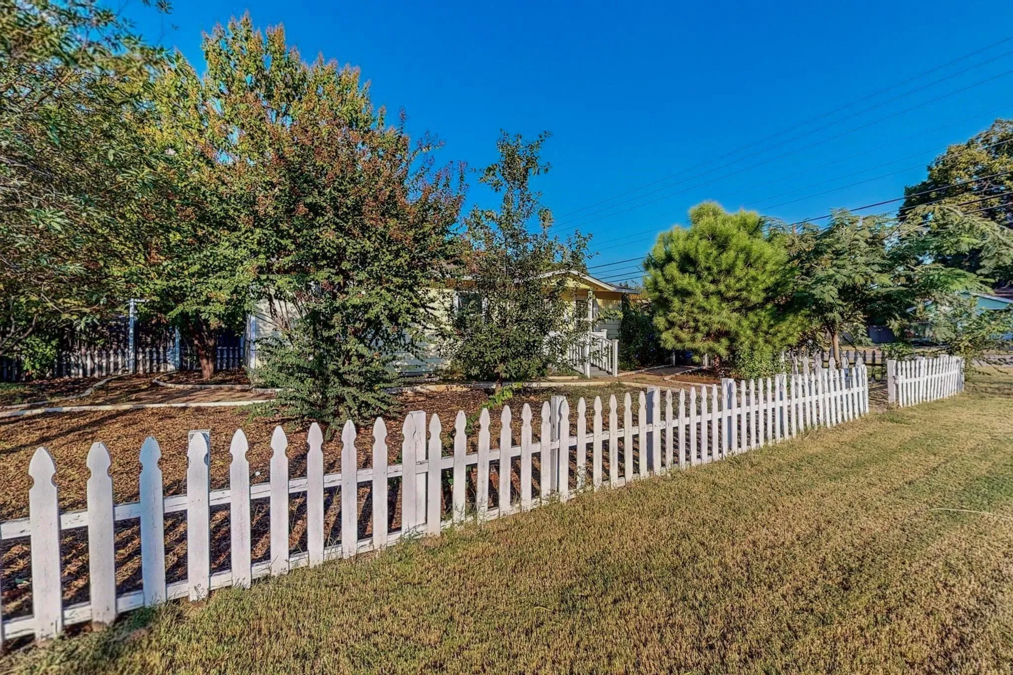 Single Family Residence For Rent in Tarrant County , 700 Broadway Avenue, Euless, Texas 76040, 3 Bedroom, 2 Bathroom, Garage spaces, 988 Sqft, built in 1955, mls#21345979, Real Estate Agent in Euless, Homes For Rent in Tarrant county, Homes For Rent in Euless, Realtor in Euless Texas, Real Estate Brokerage Independent Realty Texas, Luminita Cordes Realtor