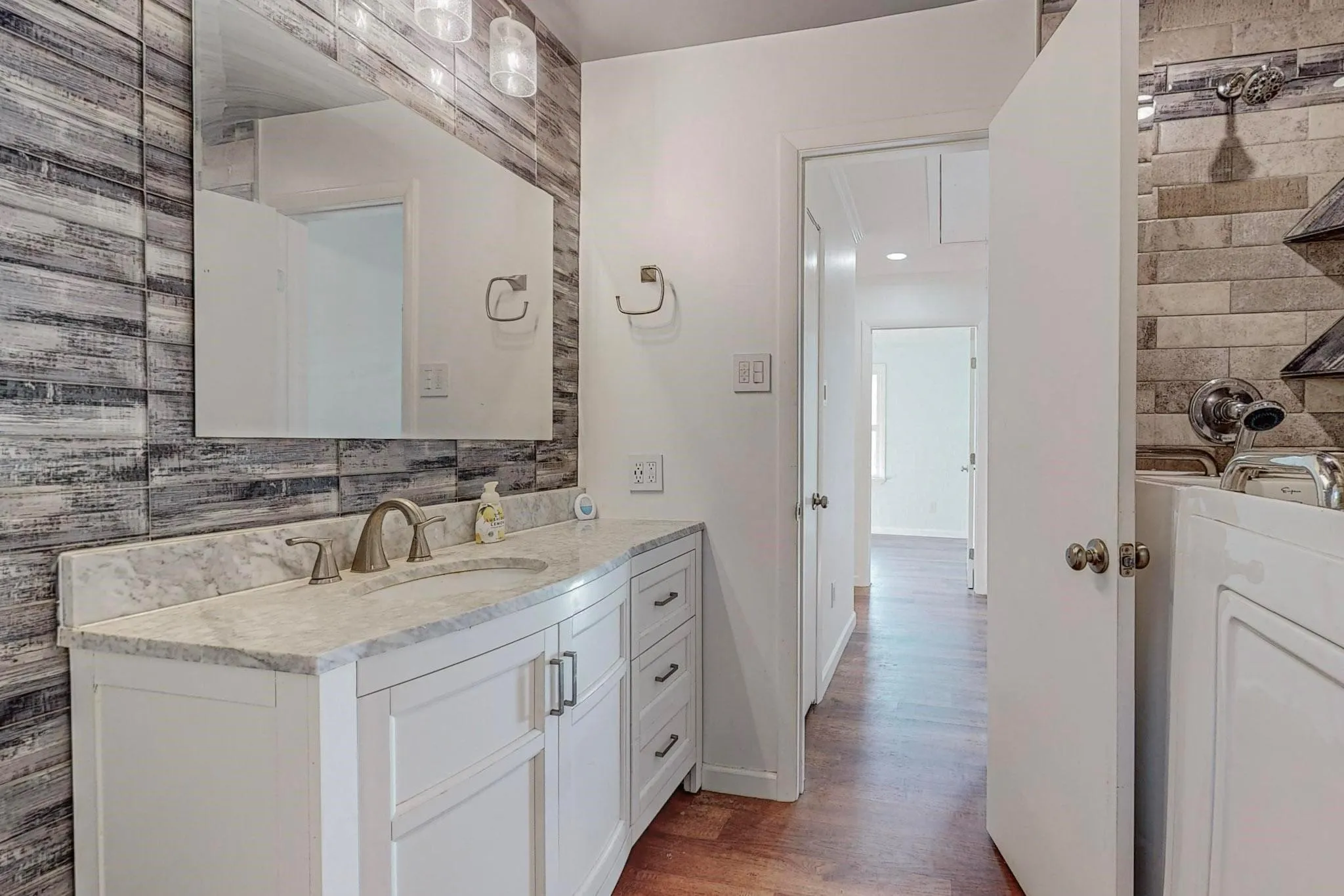 Single Family Residence For Rent in Tarrant County , 700 Broadway Avenue, Euless, Texas 76040, 3 Bedroom, 2 Bathroom, Garage spaces, 988 Sqft, built in 1955, mls#21345979, Real Estate Agent in Euless, Homes For Rent in Tarrant county, Homes For Rent in Euless, Realtor in Euless Texas, Real Estate Brokerage Independent Realty Texas, Luminita Cordes Realtor