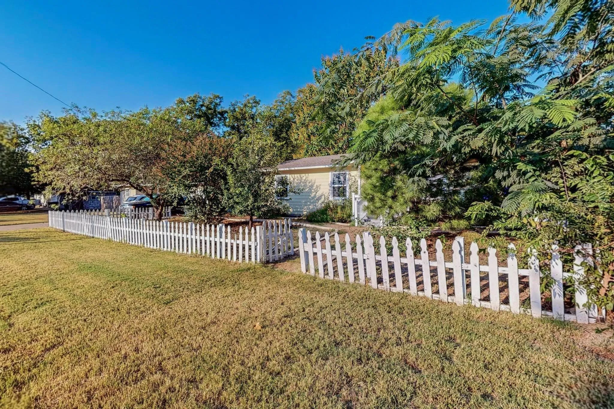 Single Family Residence For Rent in Tarrant County , 700 Broadway Avenue, Euless, Texas 76040, 3 Bedroom, 2 Bathroom, Garage spaces, 988 Sqft, built in 1955, mls#21345979, Real Estate Agent in Euless, Homes For Rent in Tarrant county, Homes For Rent in Euless, Realtor in Euless Texas, Real Estate Brokerage Independent Realty Texas, Luminita Cordes Realtor