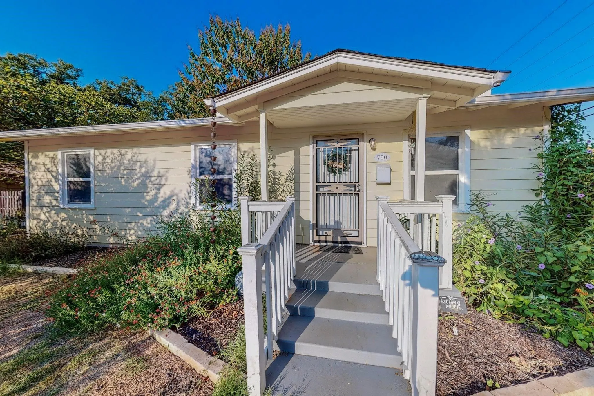 Single Family Residence For Rent in Tarrant County , 700 Broadway Avenue, Euless, Texas 76040, 3 Bedroom, 2 Bathroom, Garage spaces, 988 Sqft, built in 1955, mls#21345979, Real Estate Agent in Euless, Homes For Rent in Tarrant county, Homes For Rent in Euless, Realtor in Euless Texas, Real Estate Brokerage Independent Realty Texas, Luminita Cordes Realtor