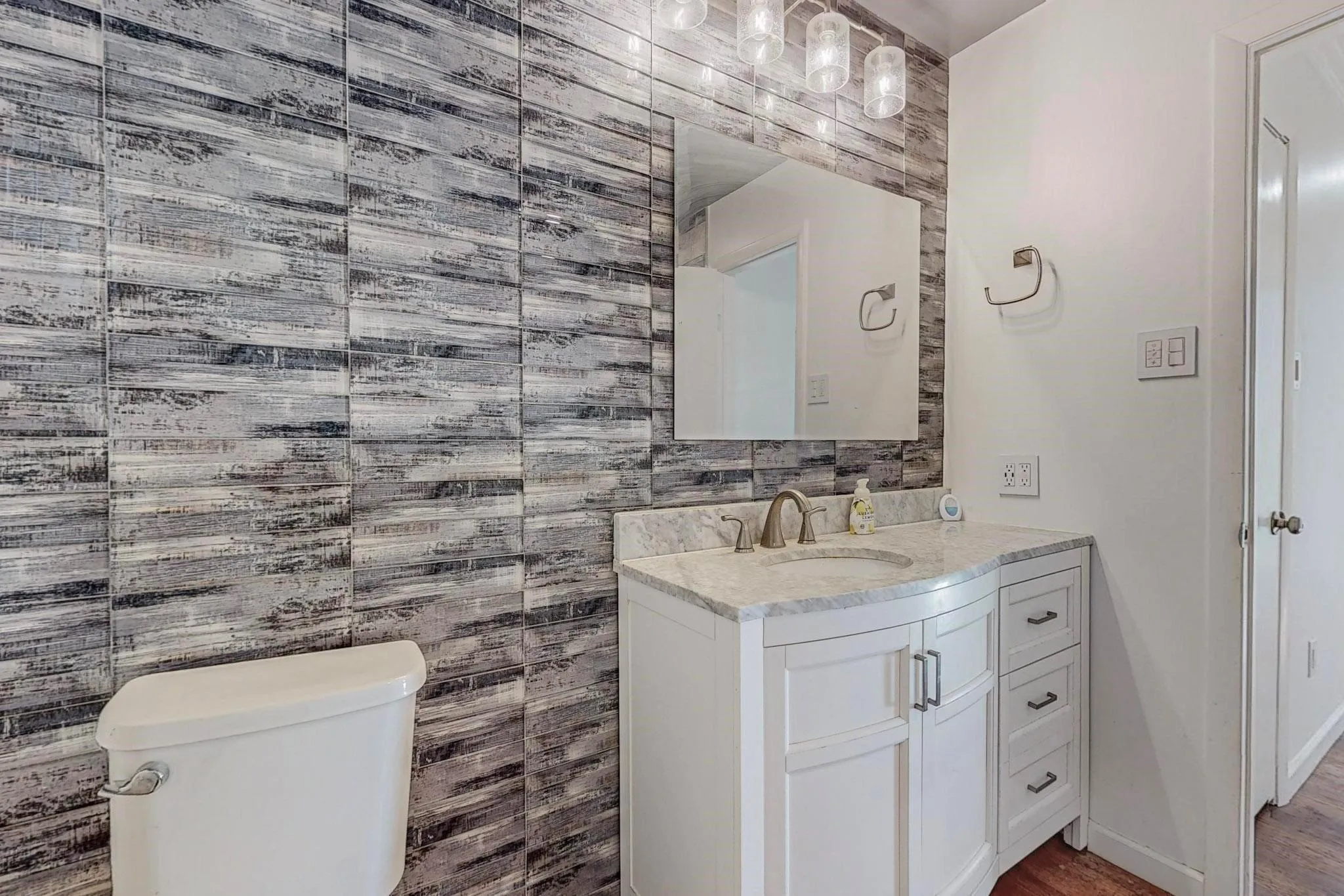 Single Family Residence For Rent in Tarrant County , 700 Broadway Avenue, Euless, Texas 76040, 3 Bedroom, 2 Bathroom, Garage spaces, 988 Sqft, built in 1955, mls#21345979, Real Estate Agent in Euless, Homes For Rent in Tarrant county, Homes For Rent in Euless, Realtor in Euless Texas, Real Estate Brokerage Independent Realty Texas, Luminita Cordes Realtor
